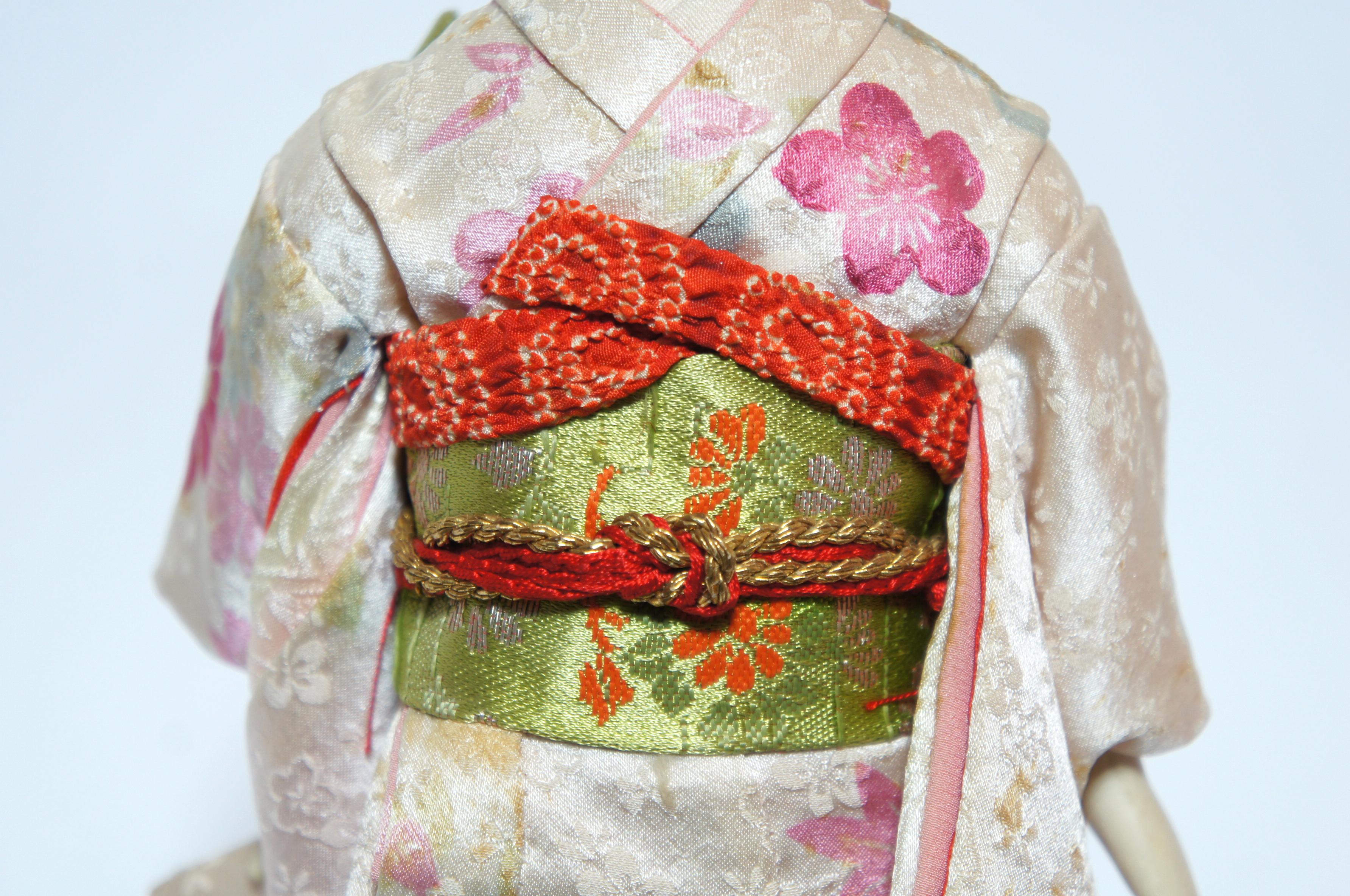 Antiker japanischer traditioneller „KIMEKOMI“ rosa Kimono-Puppe aus der Taisho-Ära 1912-1926er Jahre (Seide) im Angebot