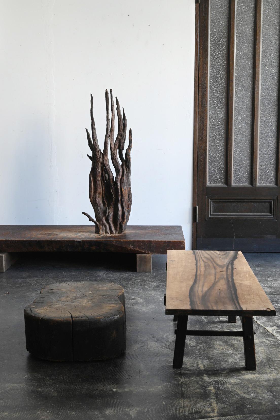 Questo raro oggetto, creato in Giappone tra il periodo Meiji e l'inizio del periodo Showa (1868-1920 circa), utilizza le radici di antichi alberi come forma di scultura. Avendo trascorso molti anni nella terra, le radici si sono asciugate e