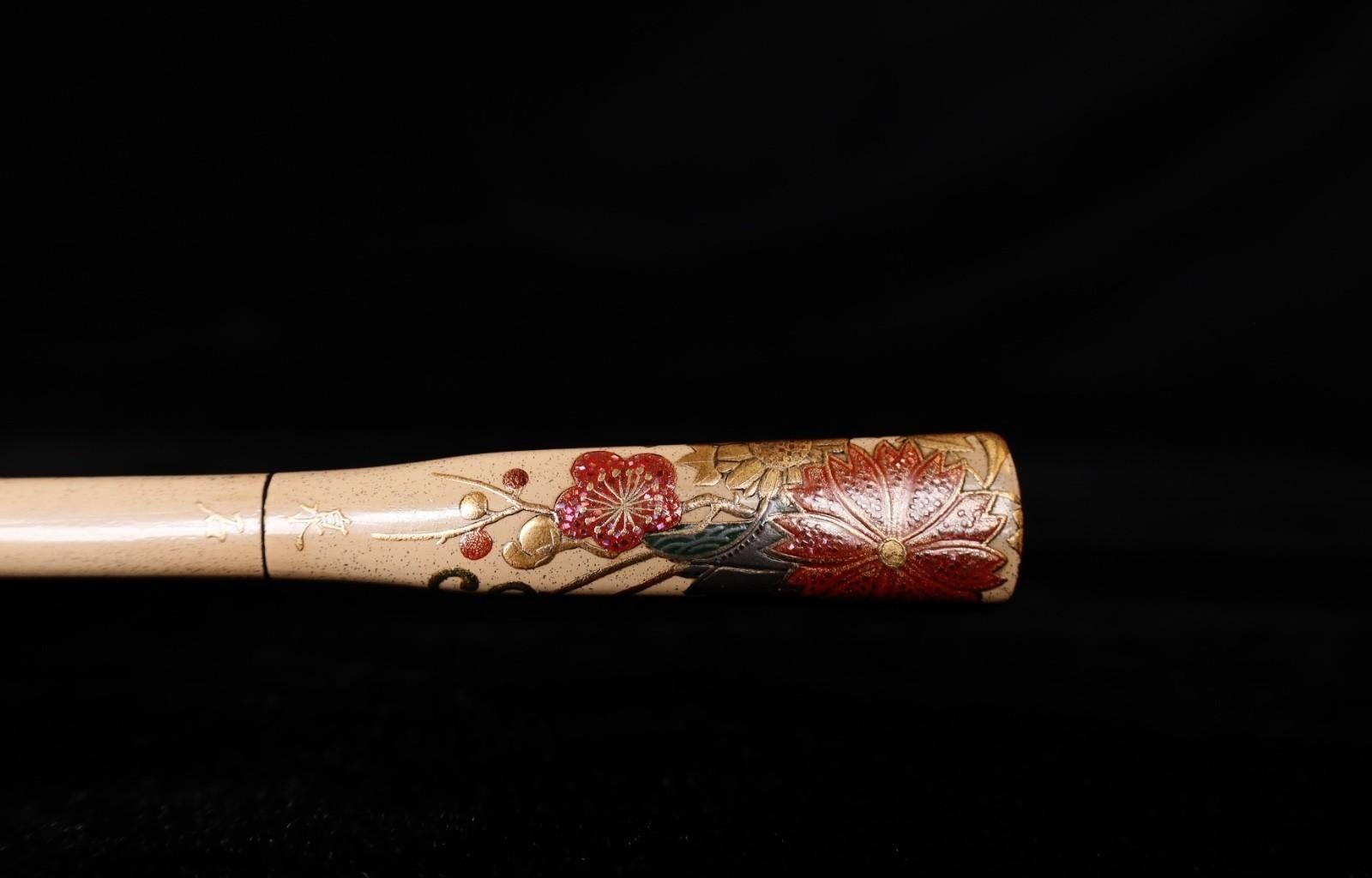 Antico set di pettini giapponesi a due pezzi (Kushi) con Maki-e d'oro, firmato, inizi del XX secolo in vendita 5