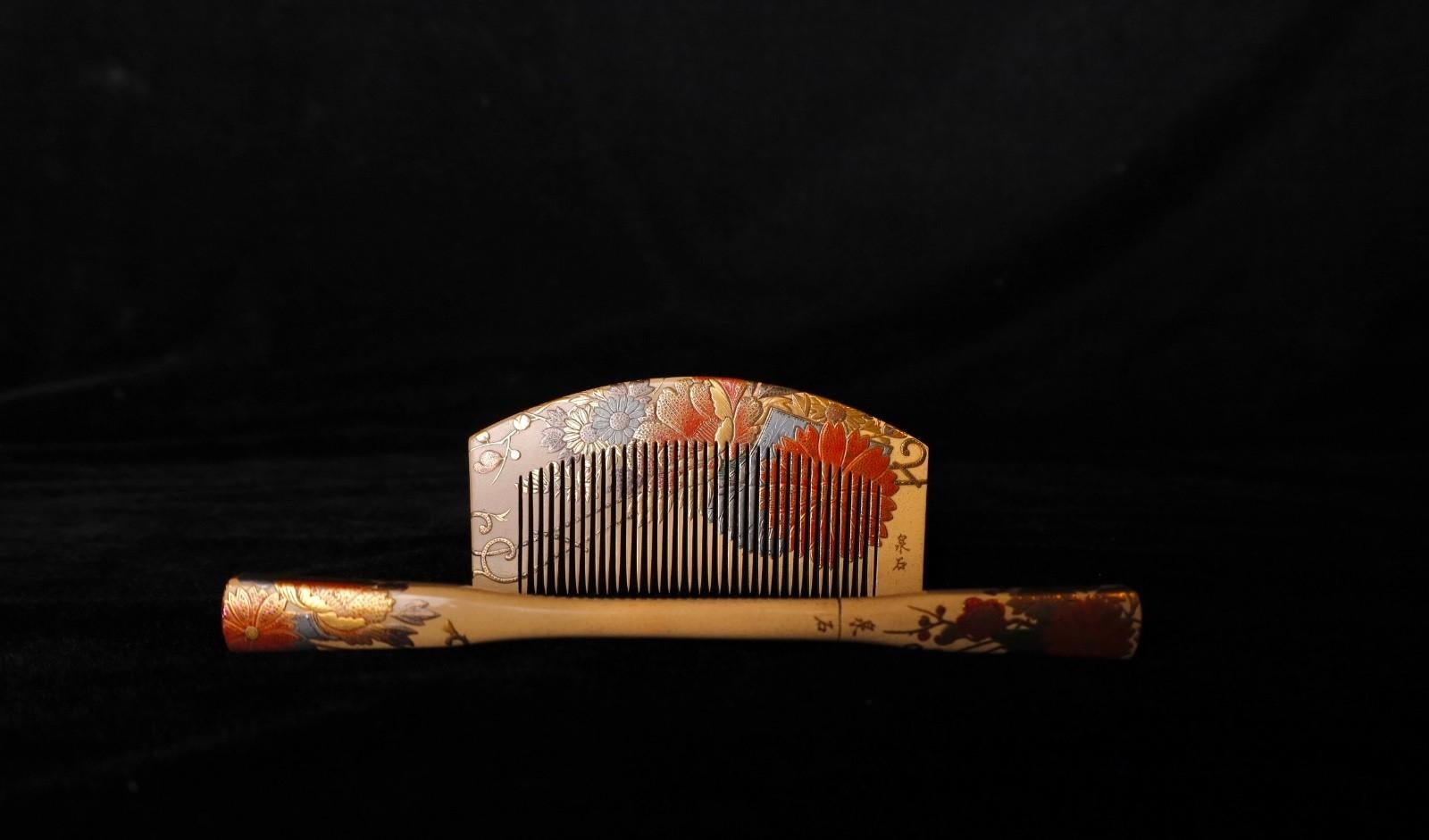 Un superbo set di pettine giapponese (kushi) e forcina (kanzashi) di qualità eccezionale, sontuosamente decorato con una ricca lacca maki-e dorata e intarsi di conchiglie di abalone. Il set è firmato dall'artista della lacca, che ne attesta