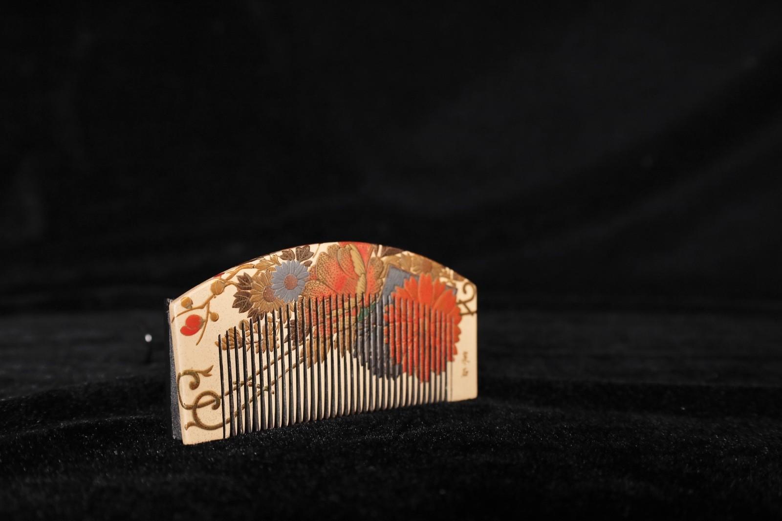 Giapponese Antico set di pettini giapponesi a due pezzi (Kushi) con Maki-e d'oro, firmato, inizi del XX secolo in vendita