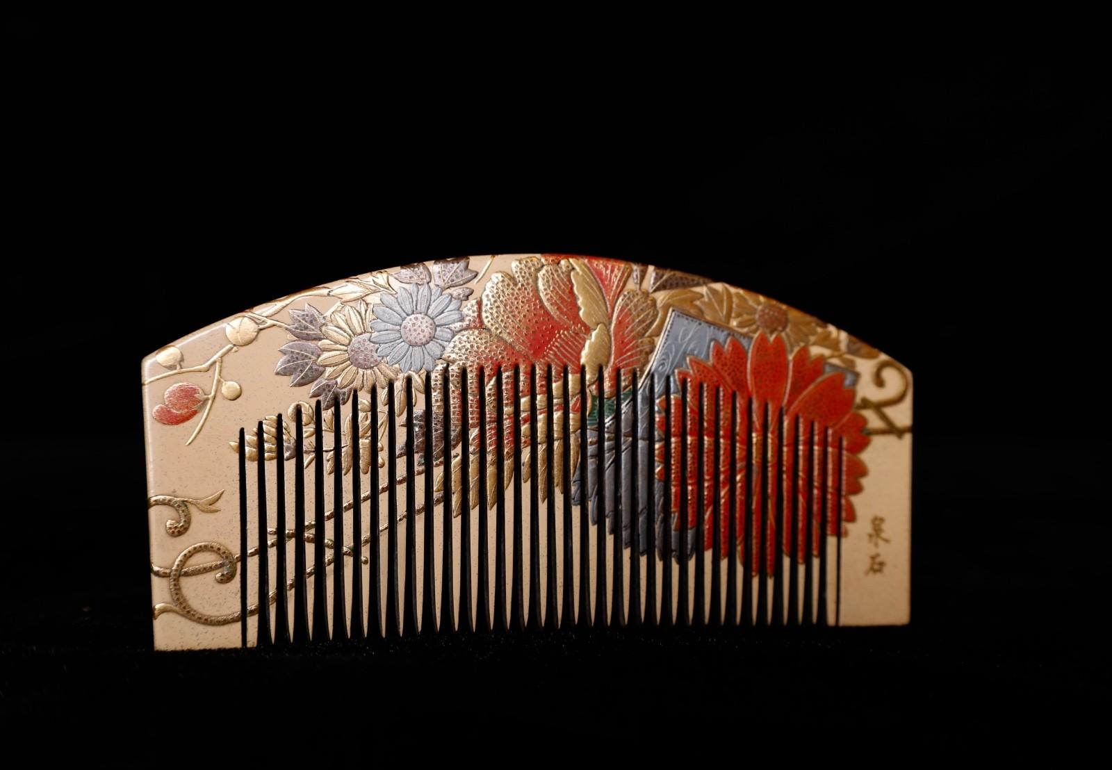 Legno Antico set di pettini giapponesi a due pezzi (Kushi) con Maki-e d'oro, firmato, inizi del XX secolo in vendita