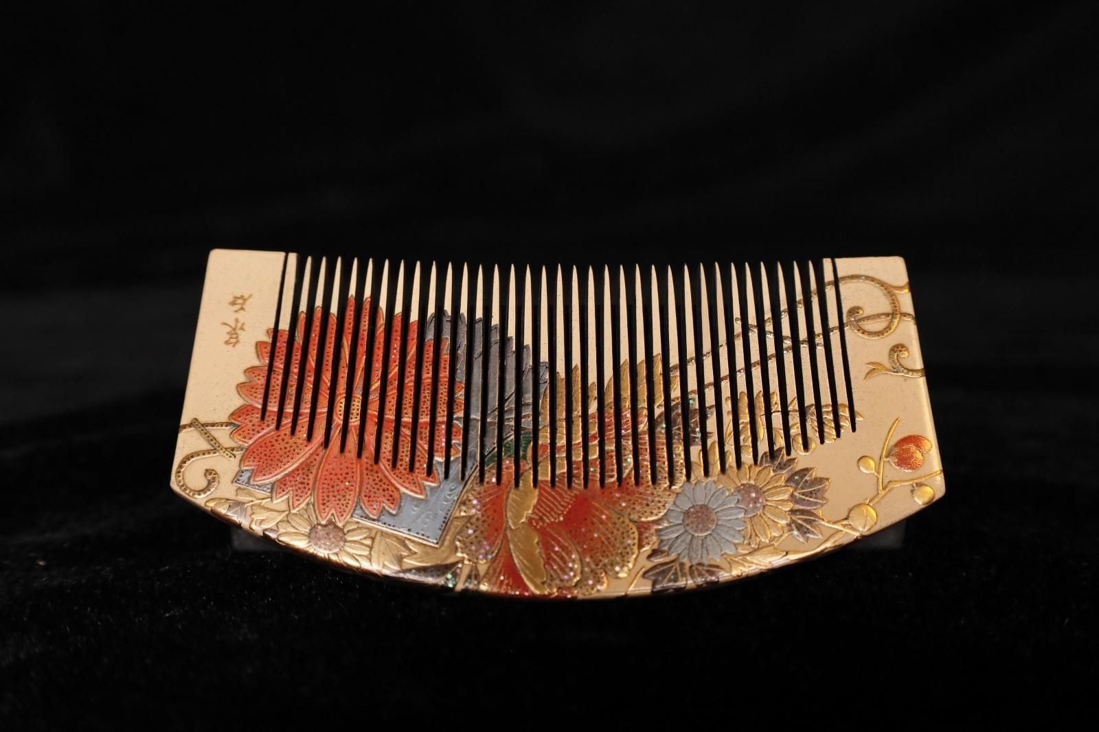 Antico set di pettini giapponesi a due pezzi (Kushi) con Maki-e d'oro, firmato, inizi del XX secolo in vendita 2
