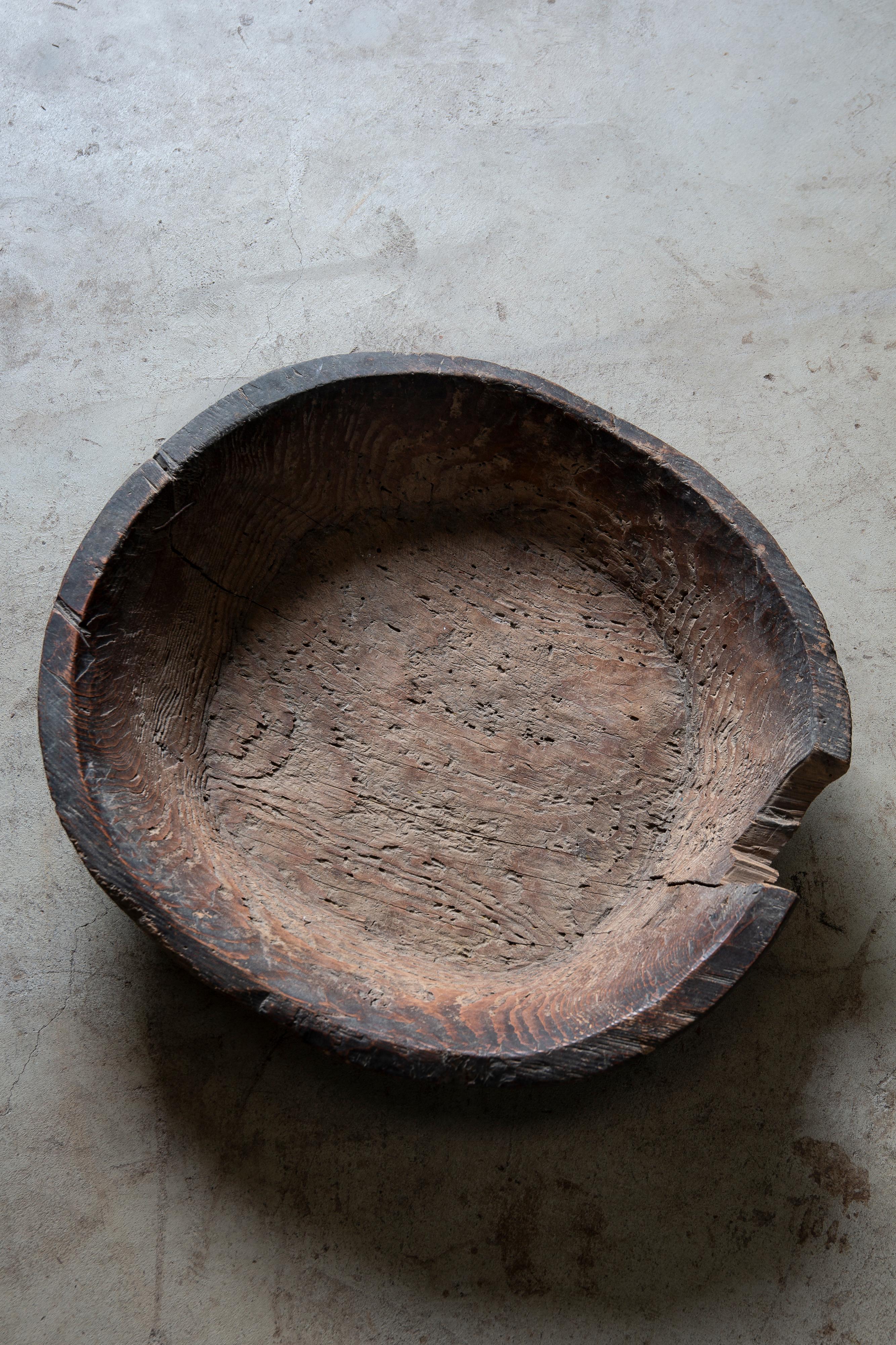 antique Japanese wabi sabi Konebachi, Hand-carved dough bowl - primitive, mingei In Fair Condition In 常陸大宮市, JP
