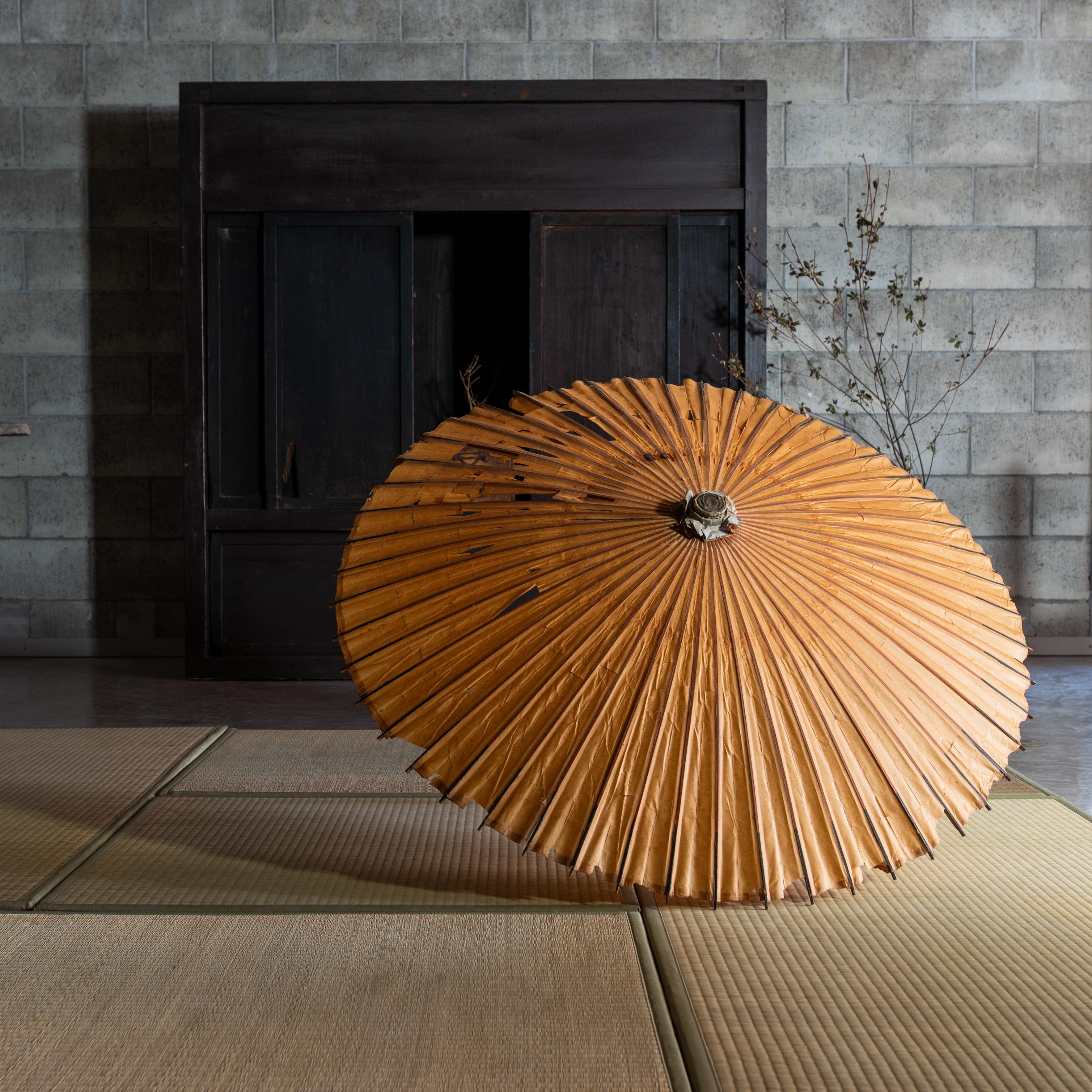 Ce parapluie japonais traditionnel fabriqué à la main, en bambou et papier washi, porte en lui la beauté tranquille de l'âge et de l'imperfection.
Sa texture altérée et sa forme gracieuse apportent un sentiment d'authenticité et de calme poétique à