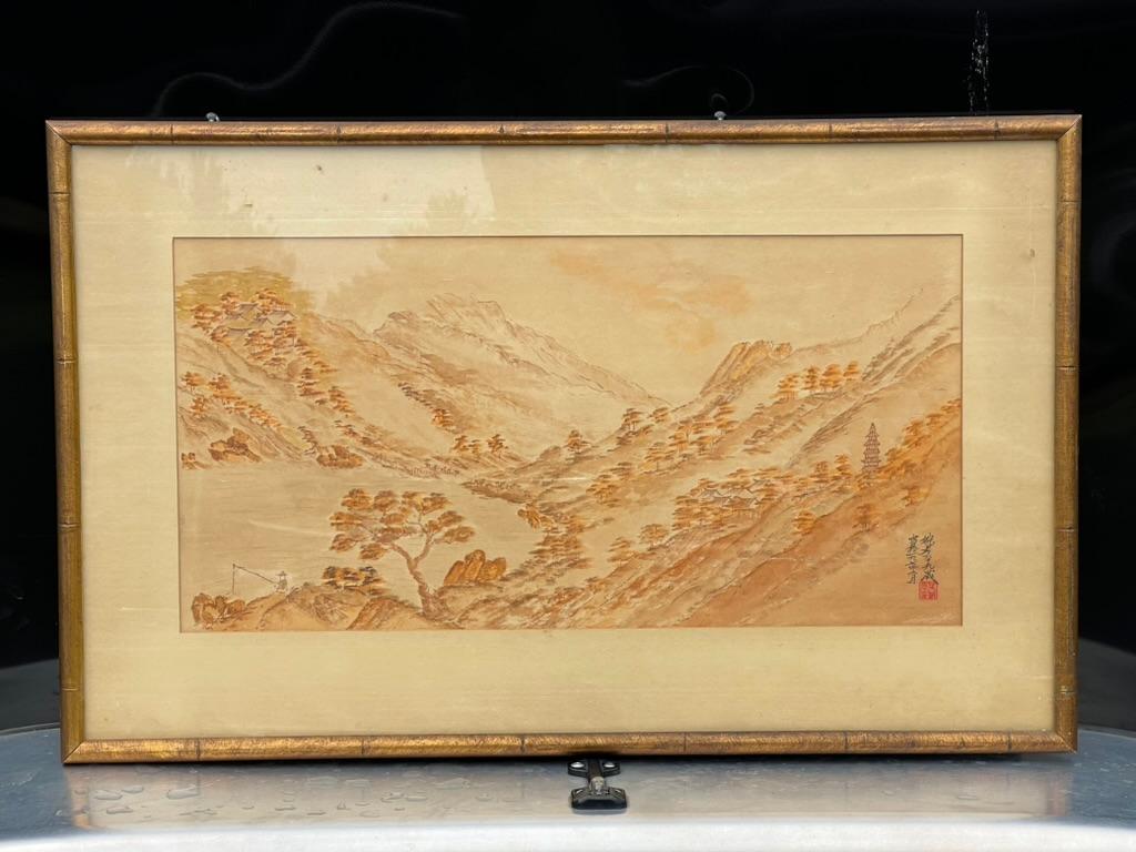 Scopri la serena bellezza di questo antico acquerello giapponese su seta, un'opera d'arte delicata che cattura l'essenza del ricco patrimonio culturale del Giappone. Questo squisito pezzo ritrae un tranquillo paesaggio montano, dipinto