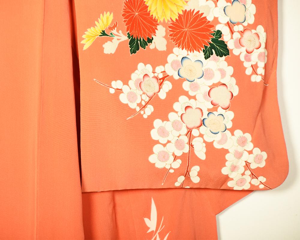 Eine schöne antike Frauen-Furisode. Dieser formelle Kimonostil wurde traditionell für unverheiratete Frauen hergestellt. Es ist aus Yuzen-gefärbtem Seidenkrepp gefertigt, gefüttert und mit einer Handstickerei aus Seidengarn und Gold verziert. Es