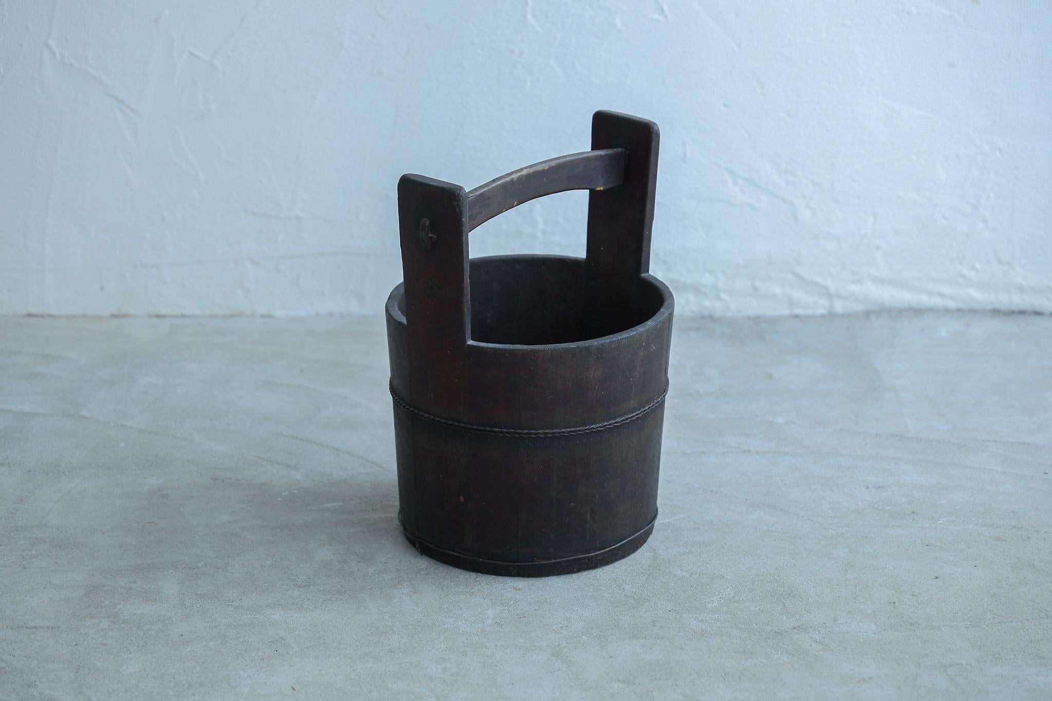 Legno Antico secchiello giapponese in Wood, Ocject, Wabi-Sabi in vendita