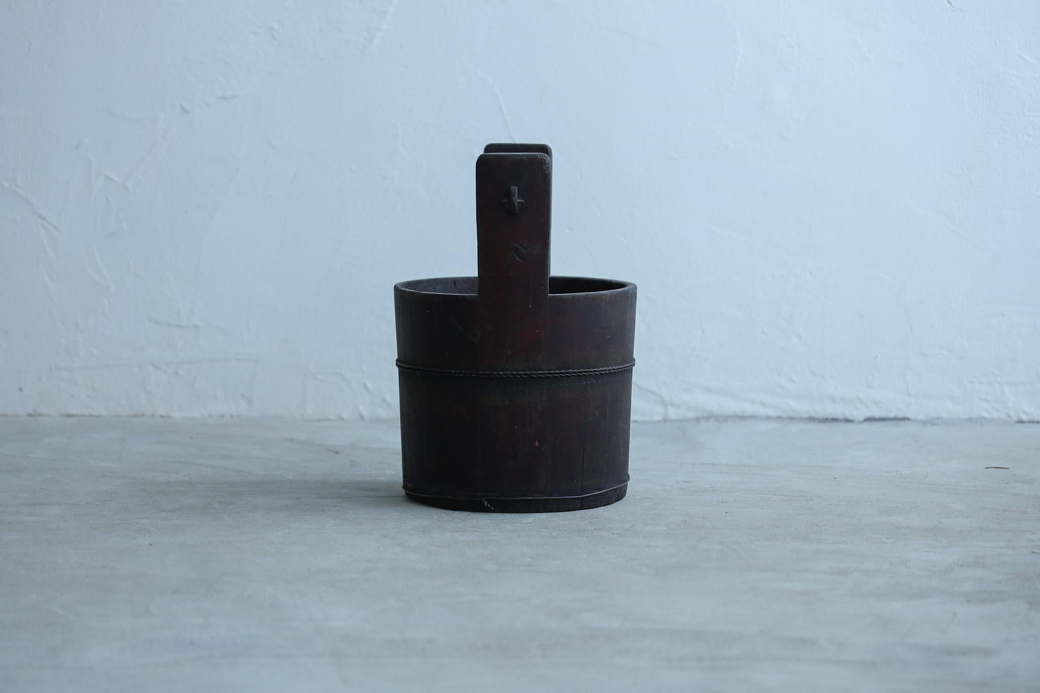 Antico secchiello giapponese in Wood, Ocject, Wabi-Sabi in vendita 1