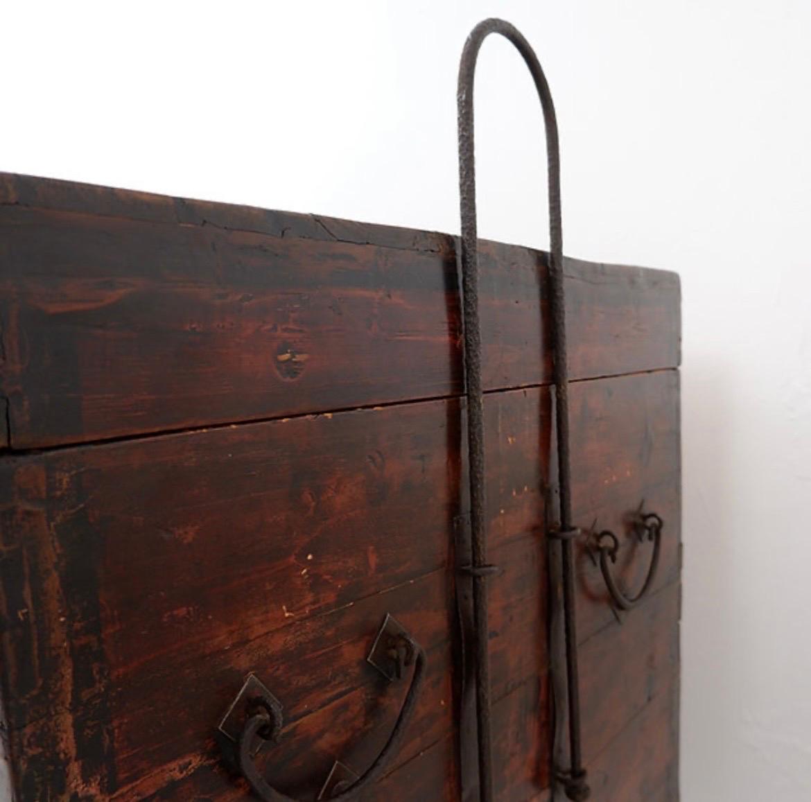 Arcón Japonés Antiguo de Madera y Hierro en venta 5