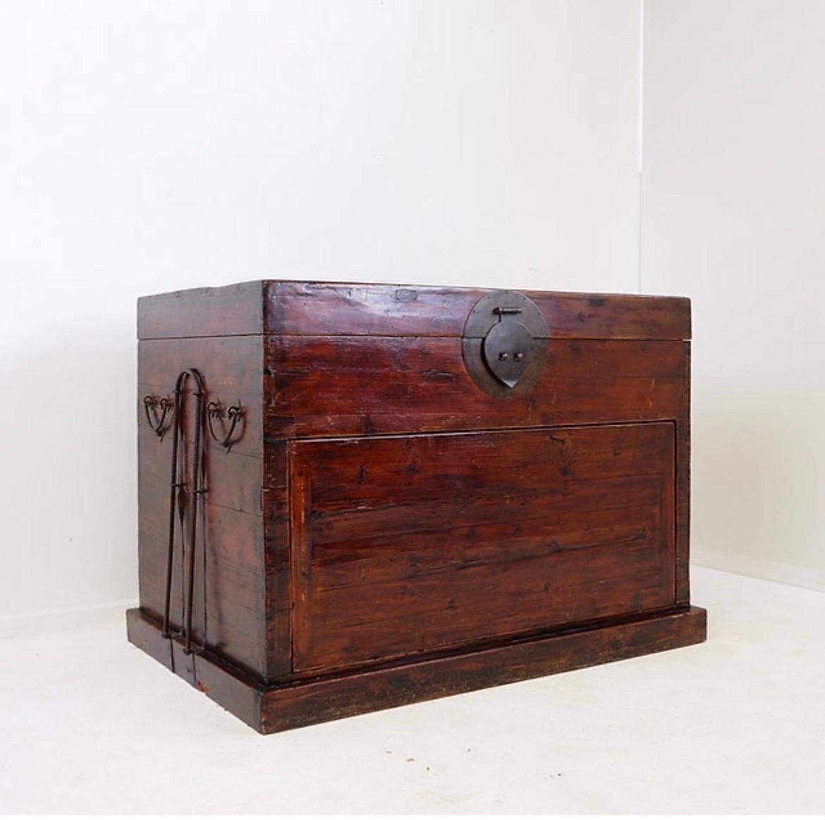 Arcón Japonés Antiguo de Madera y Hierro en venta 6