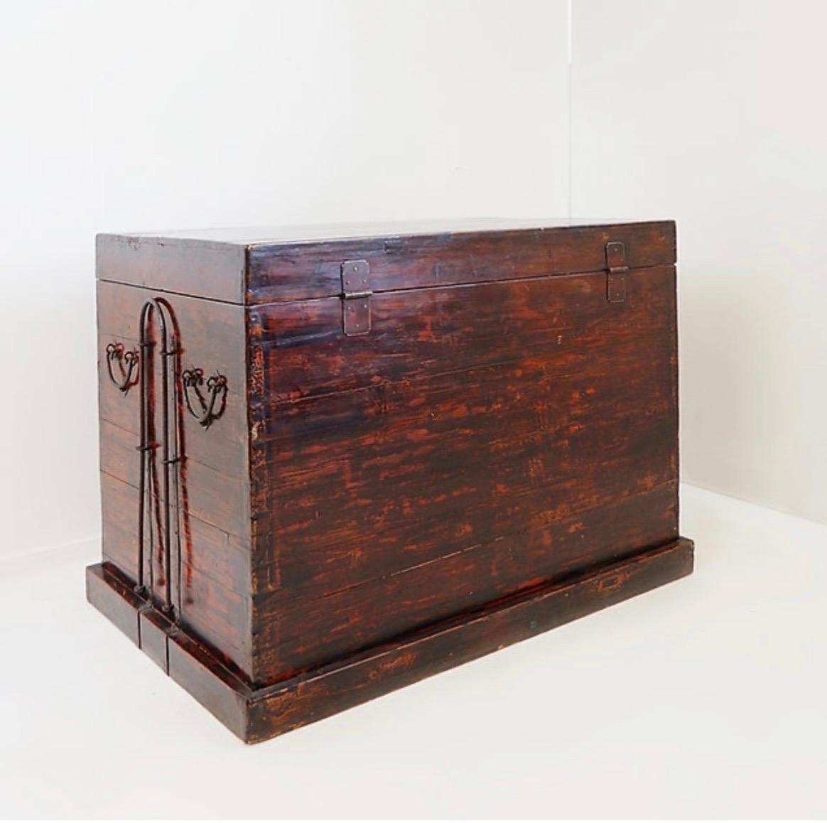 Arcón Japonés Antiguo de Madera y Hierro en Desgastado estado para la venta en Linkebeek, BE