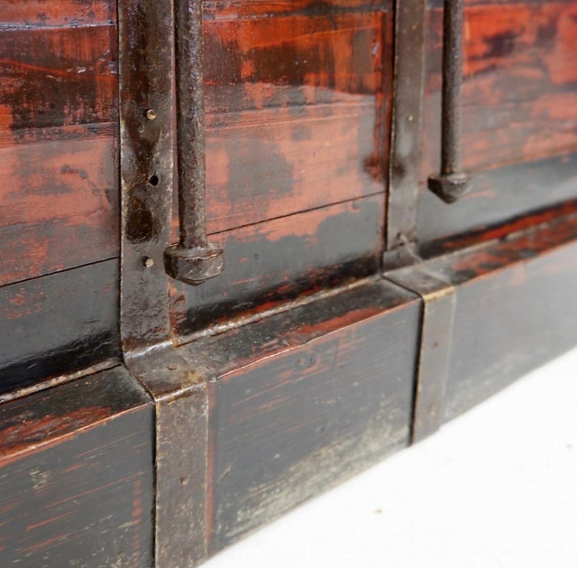 Arcón Japonés Antiguo de Madera y Hierro mediados del siglo XX en venta