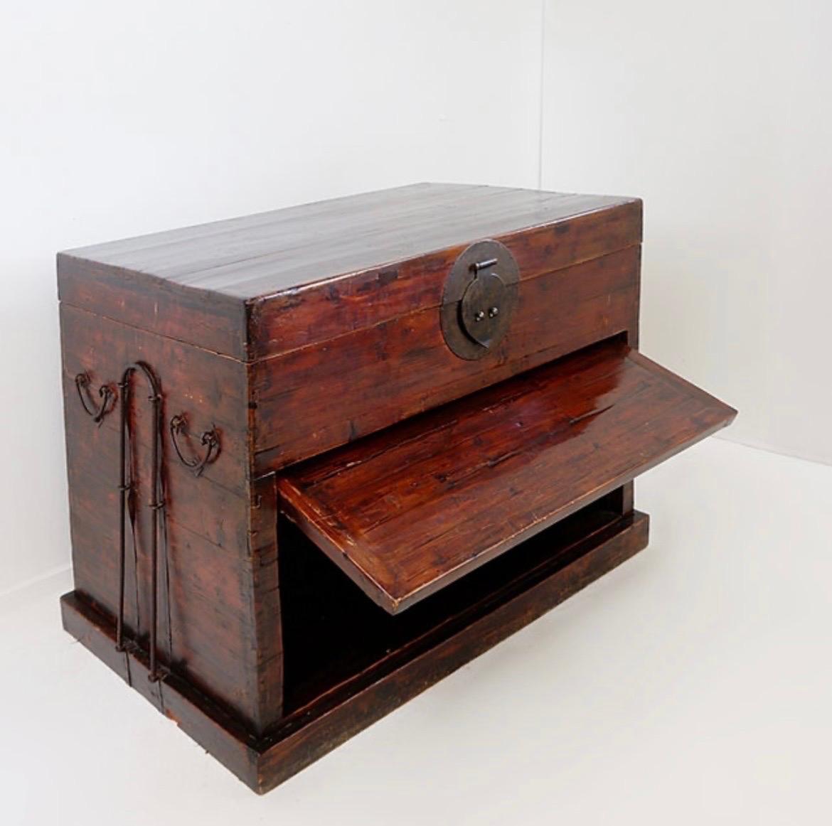Arcón Japonés Antiguo de Madera y Hierro Madera blanda en venta