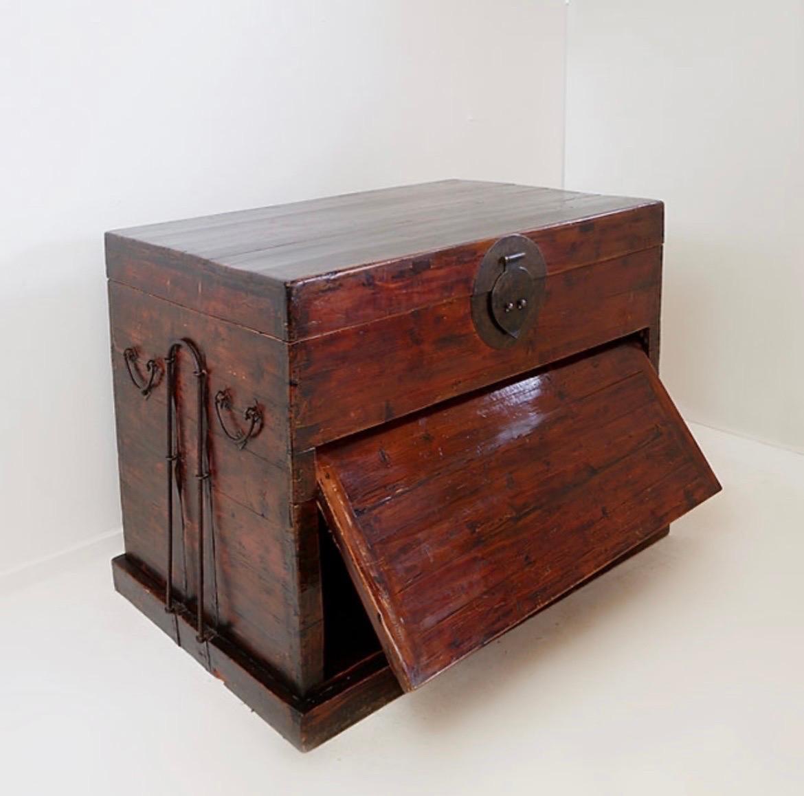 Arcón Japonés Antiguo de Madera y Hierro en venta 1