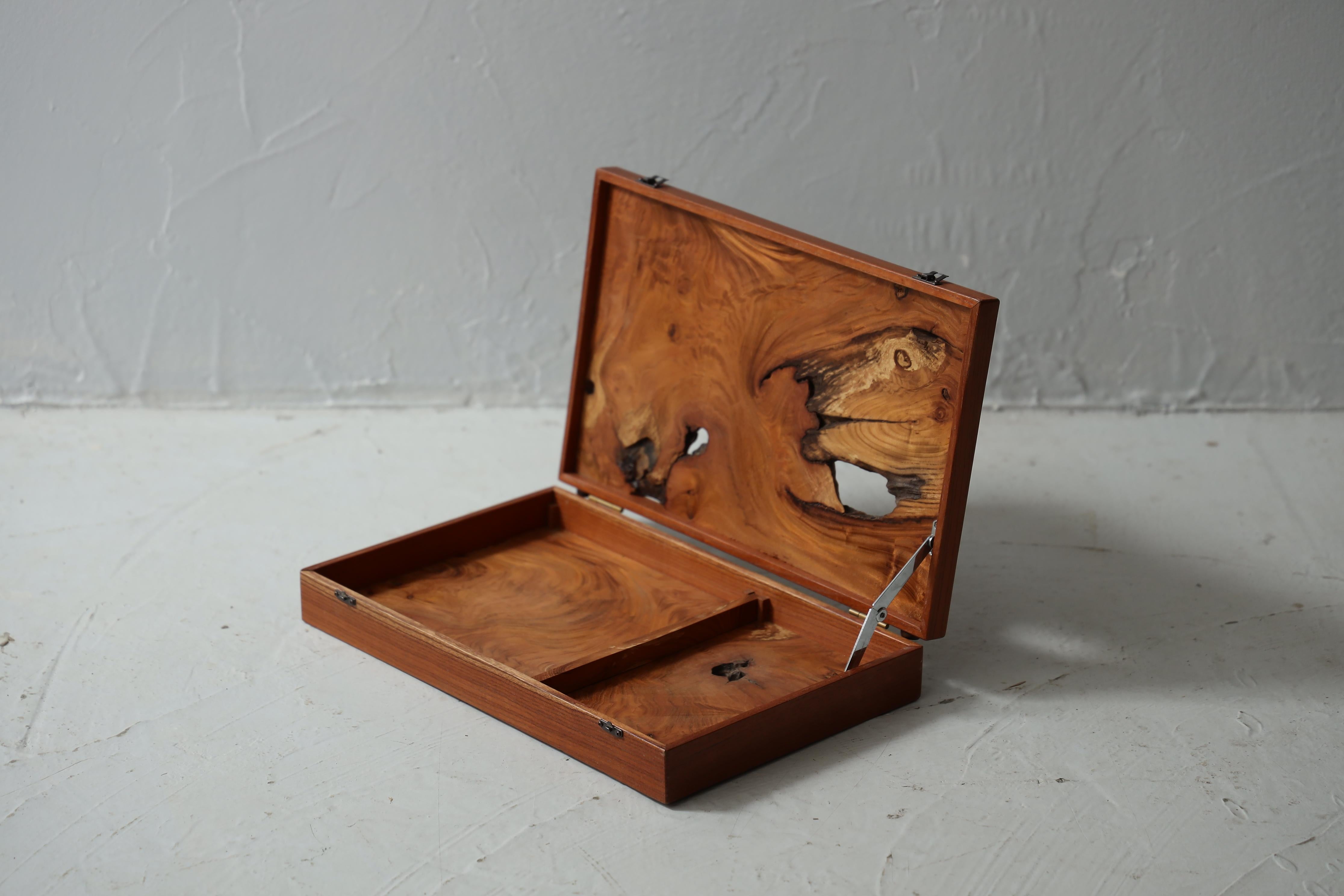 Un portasigarette retrò dell'epoca Showa con le bellissime venature del legno di keyaki. La texture che è stata utilizzata nel corso del tempo ne esalta il fascino caldo.

Nato come portasigarette, è perfetto anche per riporre accessori e piccoli