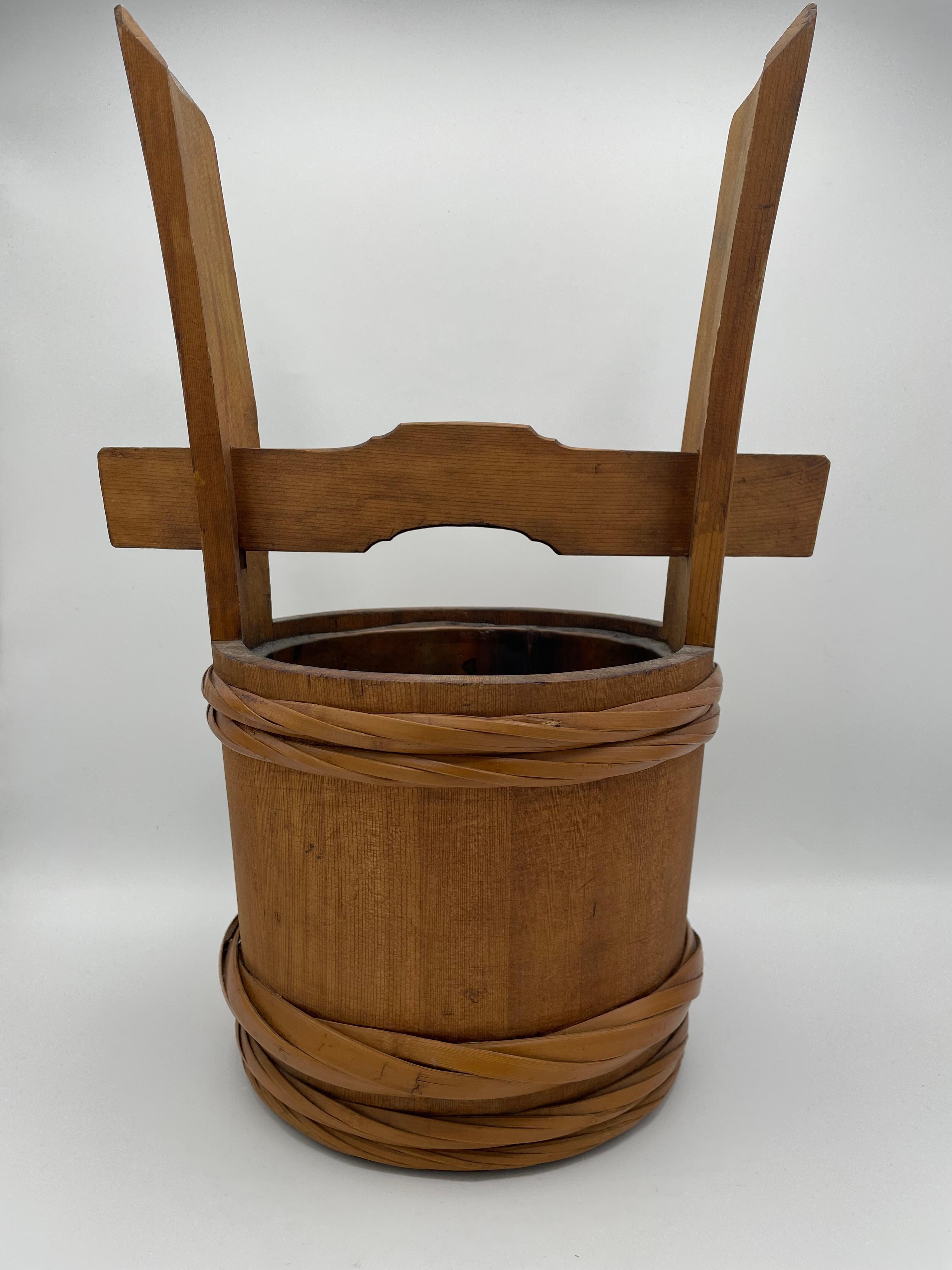 A teoke/mizukumioke is a bucket used for fetching water. It is a bucket with a handle that holds water or hot water and is lowered into one hand to be carried.
And also before the spread of running water, water for drinking and cooking was stored