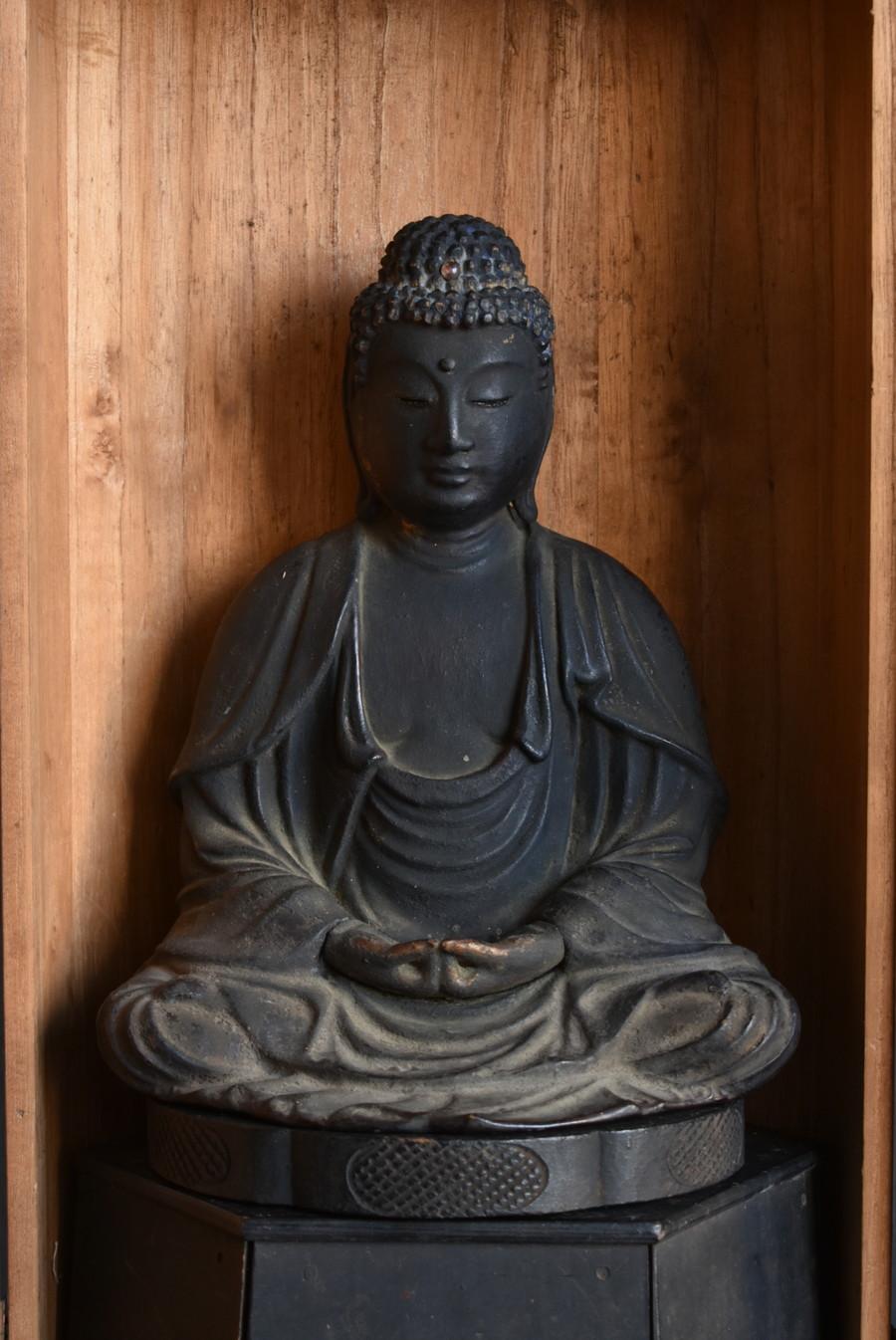 Dies ist eine hölzerne Buddha-Statue aus der Edo-Zeit (1603-1868).
Wahrscheinlich handelt es sich um Amida Nyorai, die ranghöchste Buddha-Statue, die ein erleuchtetes Wesen ist.
Diese Buddha-Statue wurde mit einer Technik namens 