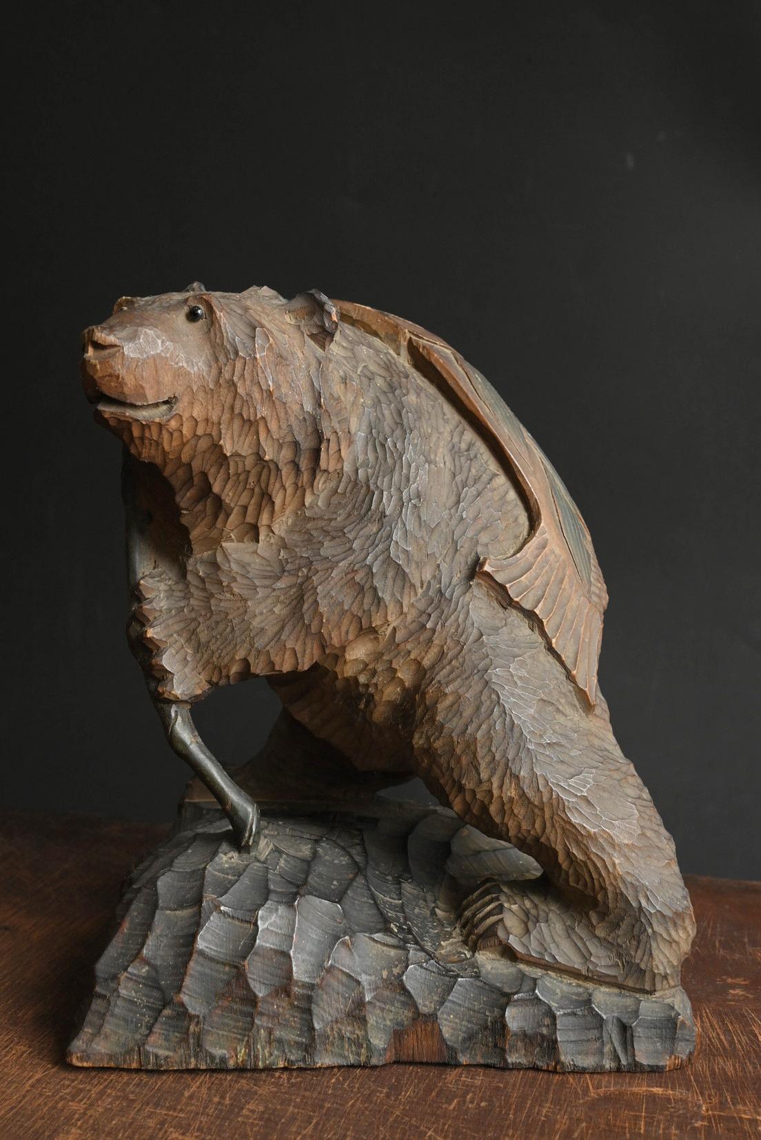 Intagliato a mano Antica scultura giapponese in legno di un orso / Hokkaido / 20° secolo / Epoca Showa in vendita