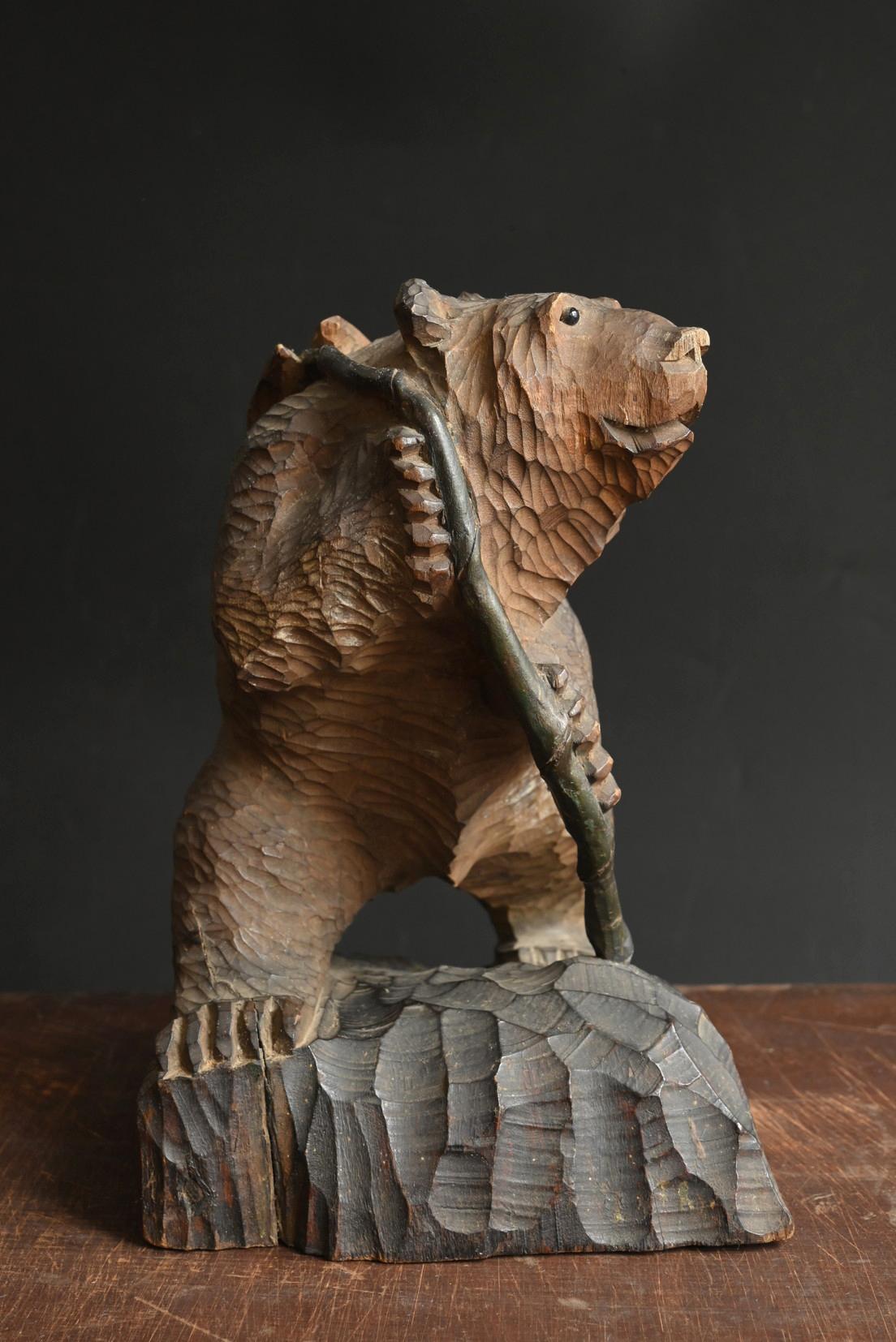 Cipresso Antica scultura giapponese in legno di un orso / Hokkaido / 20° secolo / Epoca Showa in vendita