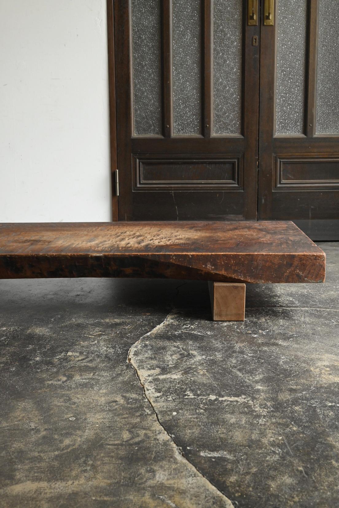 Table basse japonaise ancienne en bois / 1868-1920 / Table basse Wabi-Sabi en vente 9