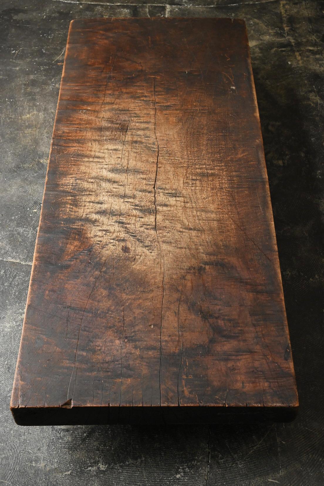 Cette table basse est fabriquée en bois de zelkova japonais récupéré. Il est fabriqué à partir d'une seule pièce de bois de zelkova qui a tranquillement vieilli au fil des ans. Il était probablement destiné à l'origine à servir d'établi, mais il est