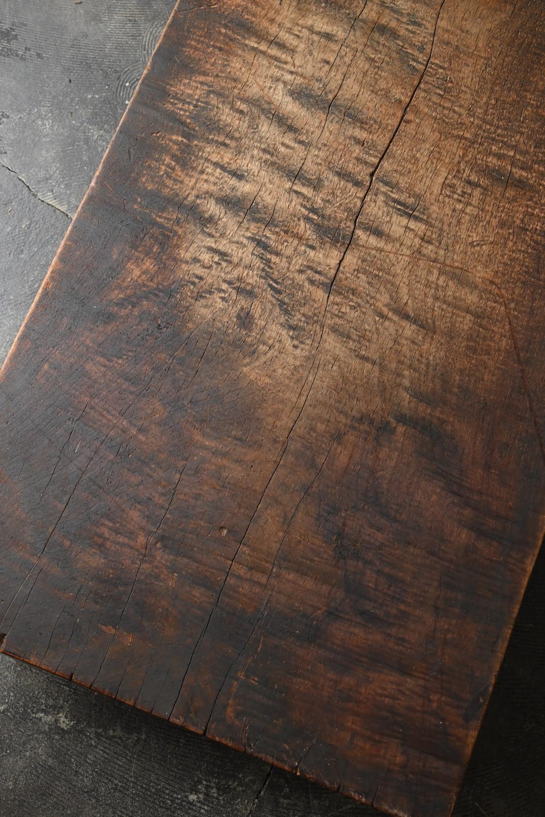 Travail du bois Table basse japonaise ancienne en bois / 1868-1920 / Table basse Wabi-Sabi en vente