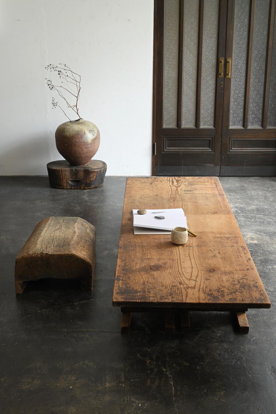 Cette table basse combine un plateau et des pieds en bois japonais traditionnels. Le plateau est fabriqué à partir d'une seule pièce de cèdre luxueux, enveloppant l'ensemble de la pièce de son grain doux et chaud. Sa couleur, qui s'est intensifiée