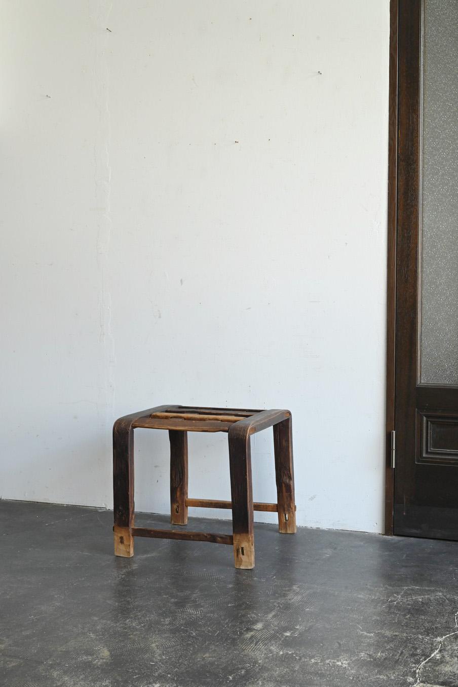 Antica sedia giapponese in legno a traliccio / 1868-1920 / Sgabello semplice e rustico in vendita 12