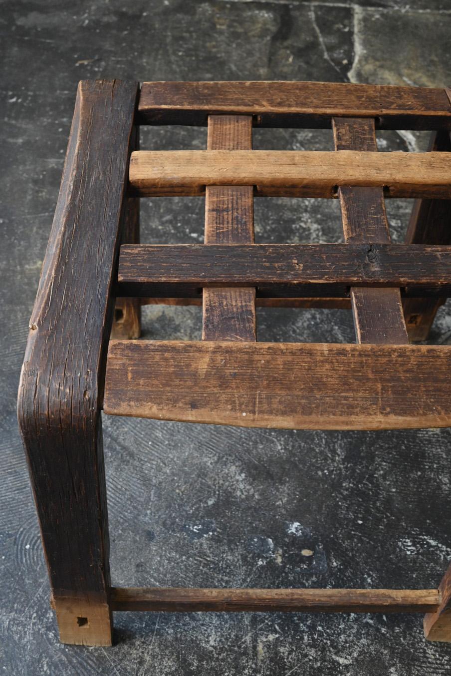 XIX secolo Antica sedia giapponese in legno a traliccio / 1868-1920 / Sgabello semplice e rustico in vendita