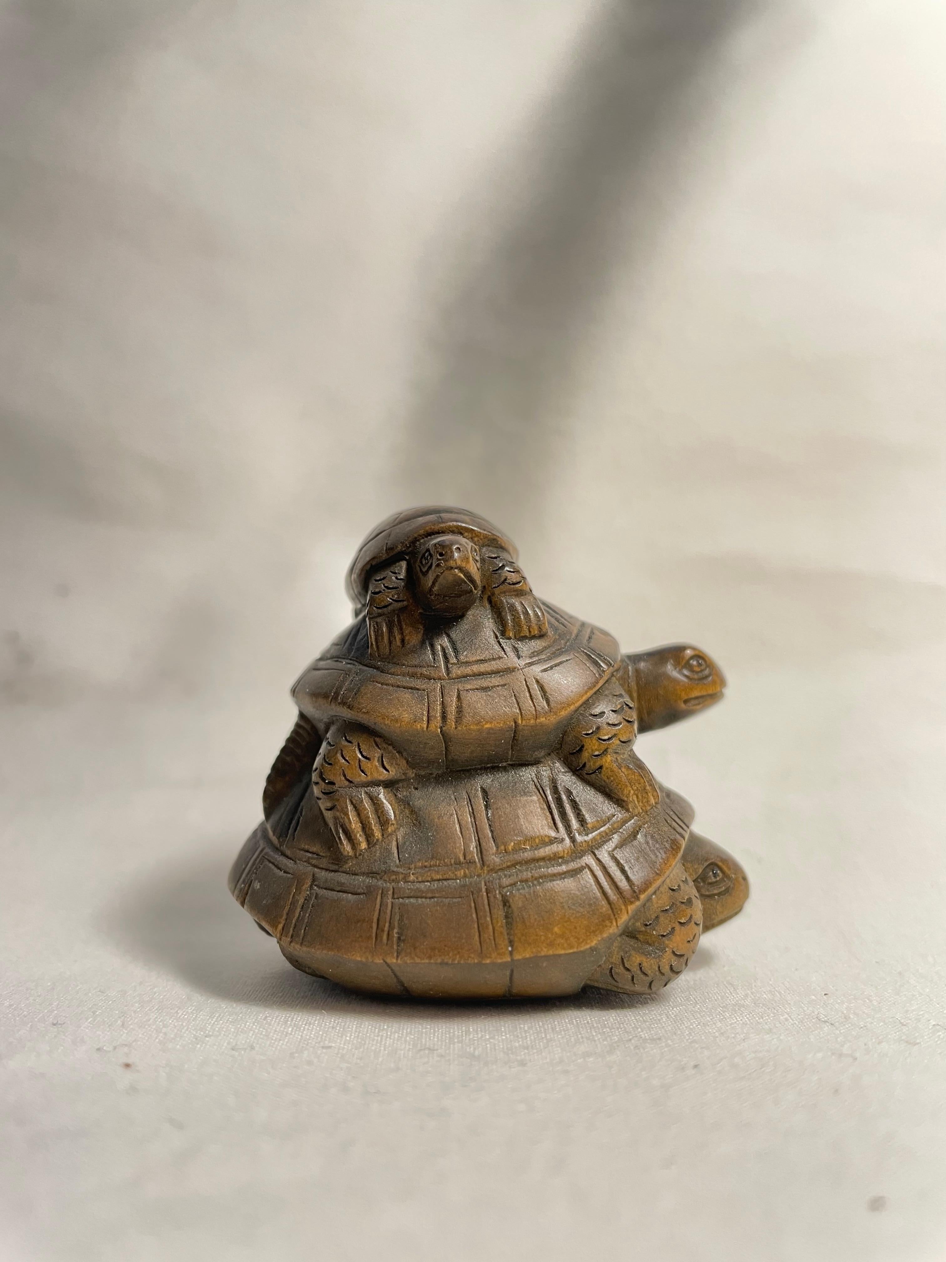 Antique Japanese Wooden Nestuke 'Three Turtles' 1900s Meiji Era In Good Condition For Sale In Paris, FR