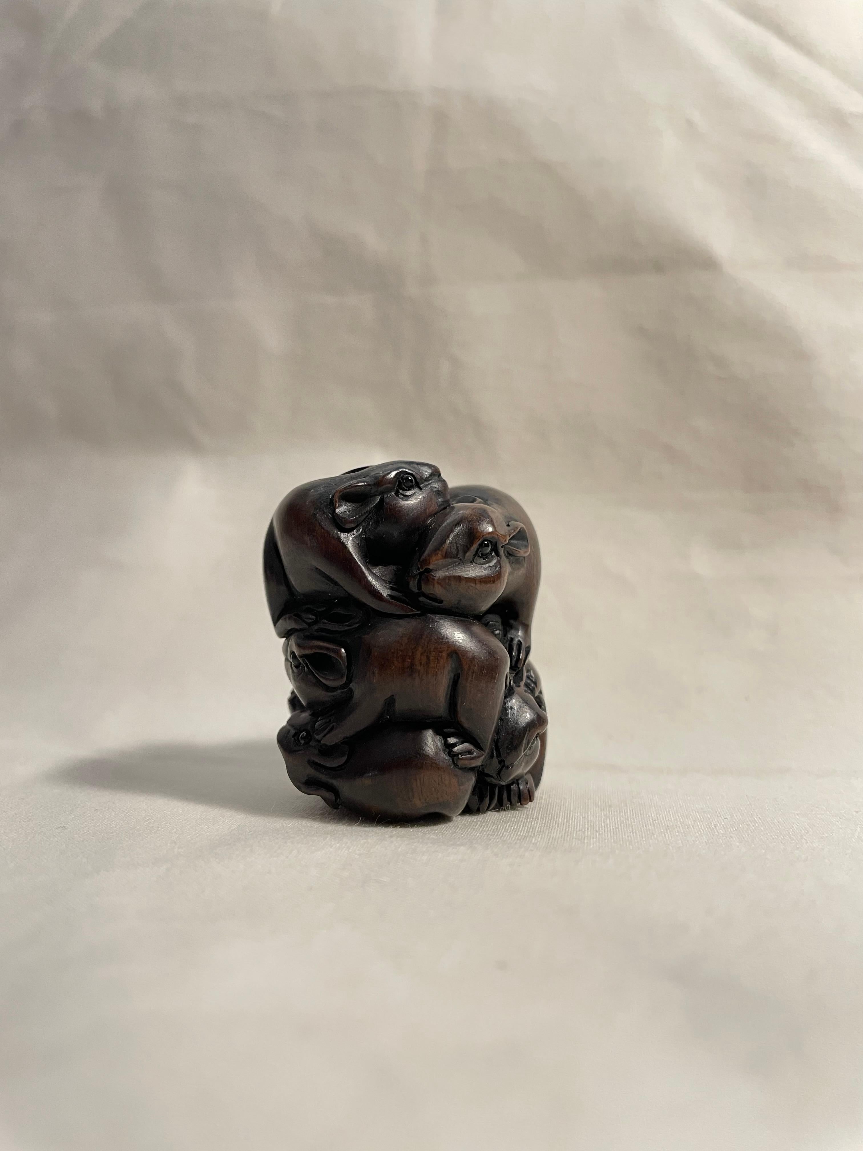This is an antique netsuke made in Japan around Showa period 1950s.
This netsuke was made by a netsuke artist 'Shushi' (you can find his signature on the bottom of this netsuke.)
Netsuke is a miniature sculpture, originating in 17th century