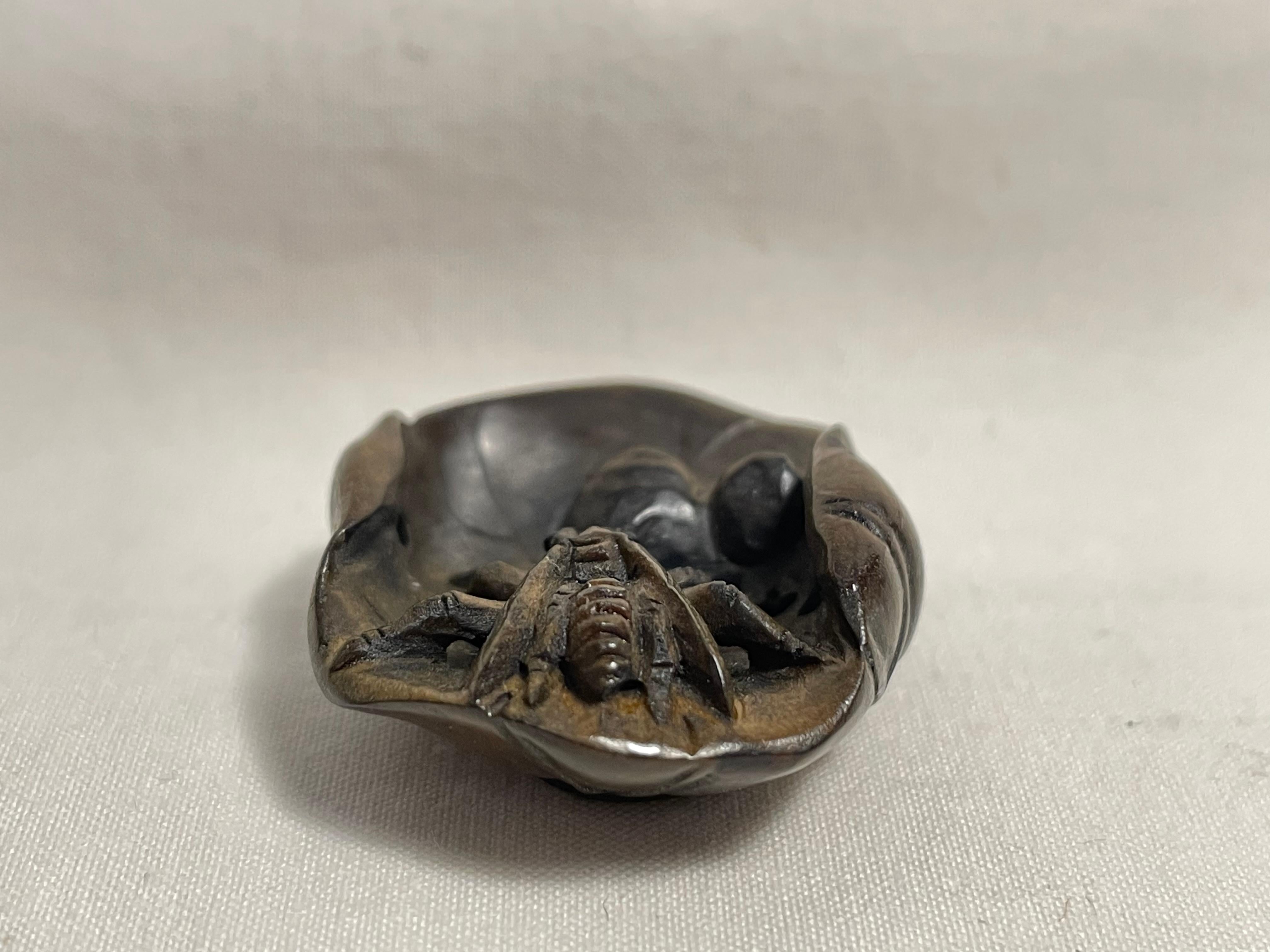 Antique Japanese Wooden Netsuke 'Bee and Lotus' 1960s  In Good Condition In Paris, FR