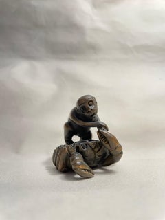 Antiguo Netsuke Japonés de Madera 'Cangrejo y Mono' Años 20
