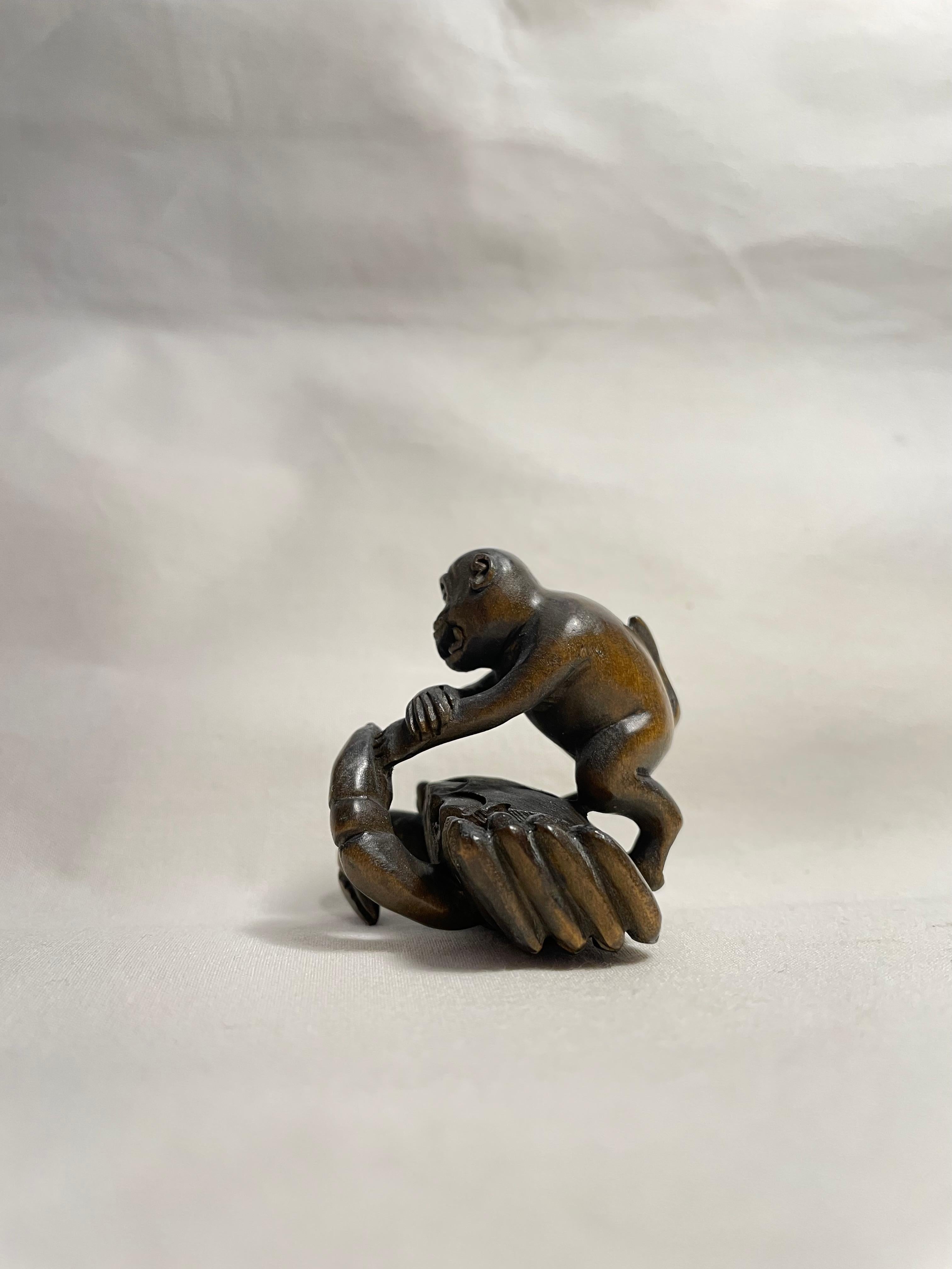 Antique Japanese Wooden Netsuke 'Crab and Monkey' 1920s In Good Condition For Sale In Paris, FR