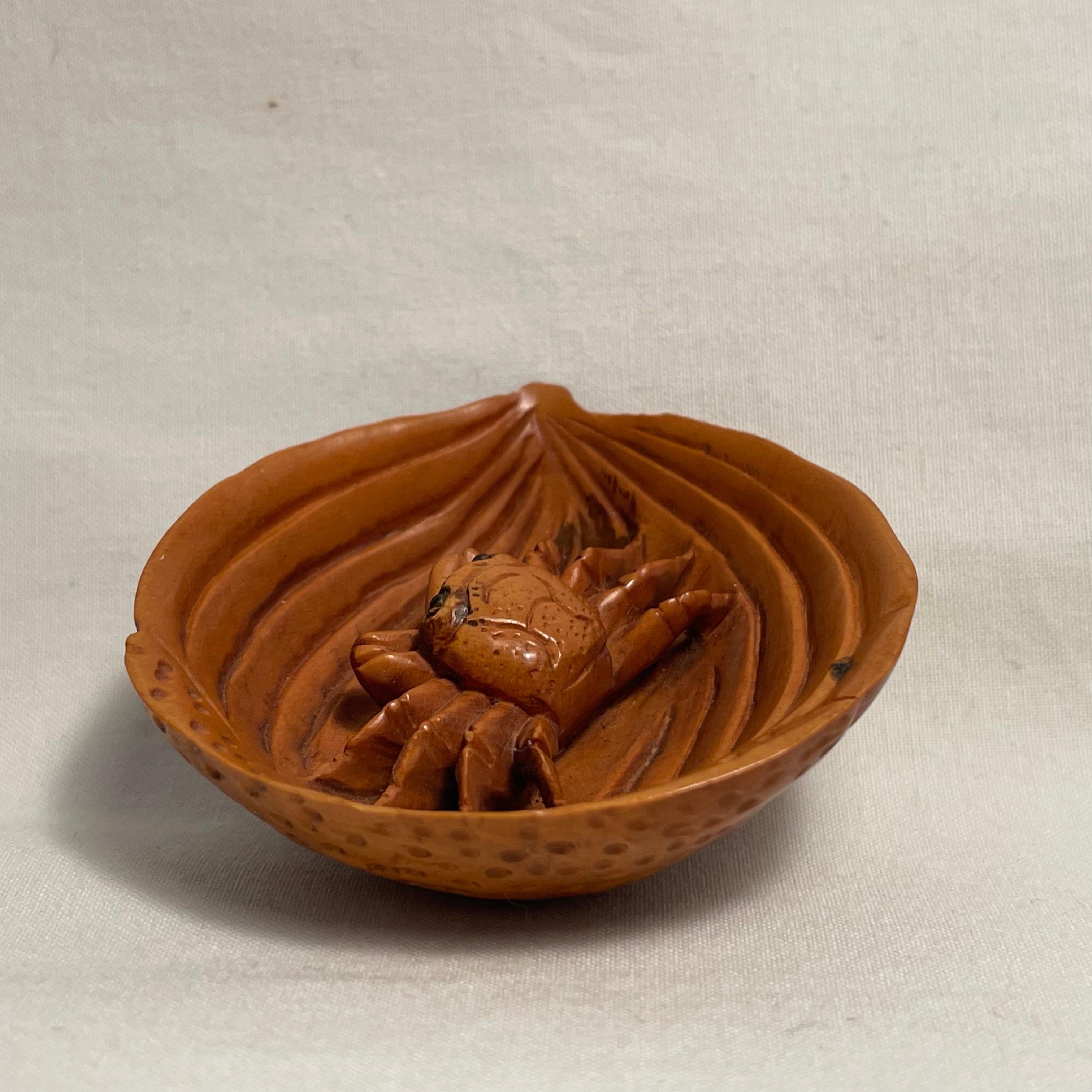 This is an antique wooden netsuke made in Japan around Showa period 1950s.
The signature is written on the back side 'Yuuichi'.

Netsuke is a miniature sculpture, originating in 17th century Japan.
Initially a simply-carved button fastener on the