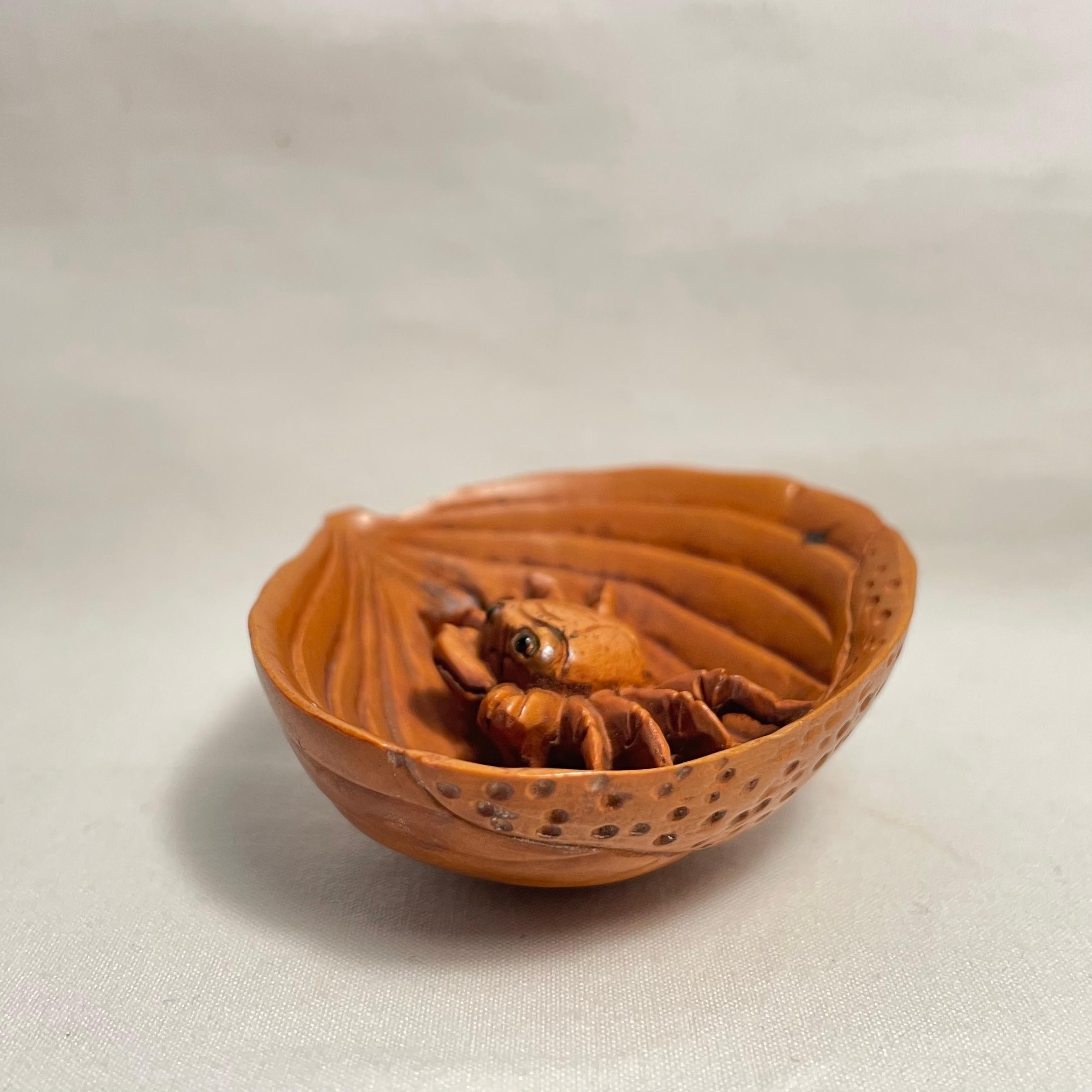 Antique Japanese Wooden Netsuke 'Crab in the Chestnut' 1950s Showa 'Yuuichi' In Fair Condition In Paris, FR