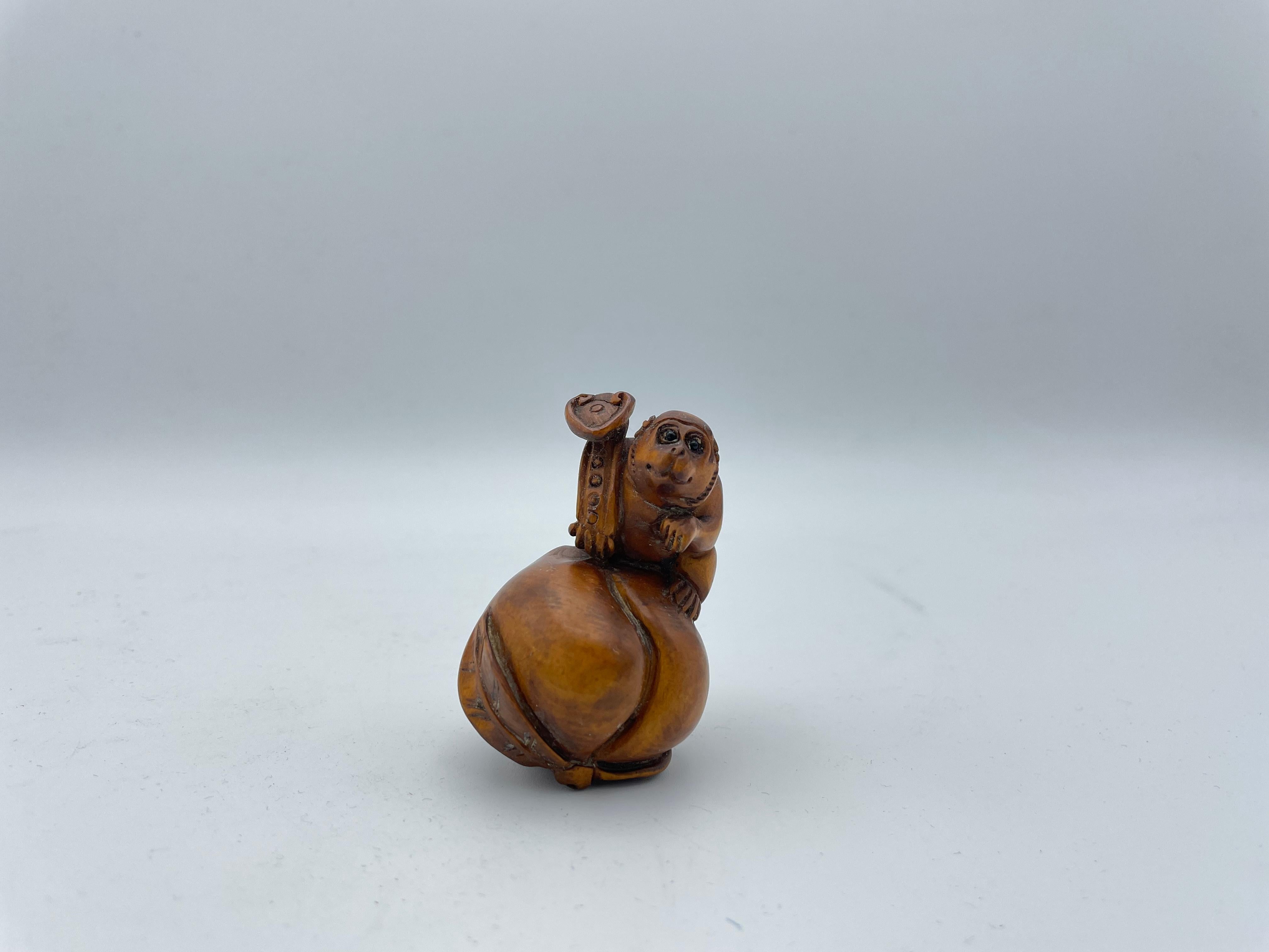 This is an antique netsuke made in Japan around Edo period 1800s.
Netsuke is a miniature sculpture, originating in 17th century Japan.
Initially a simply-carved button fastener on the cords of an inro box, netsuke later developed into ornately