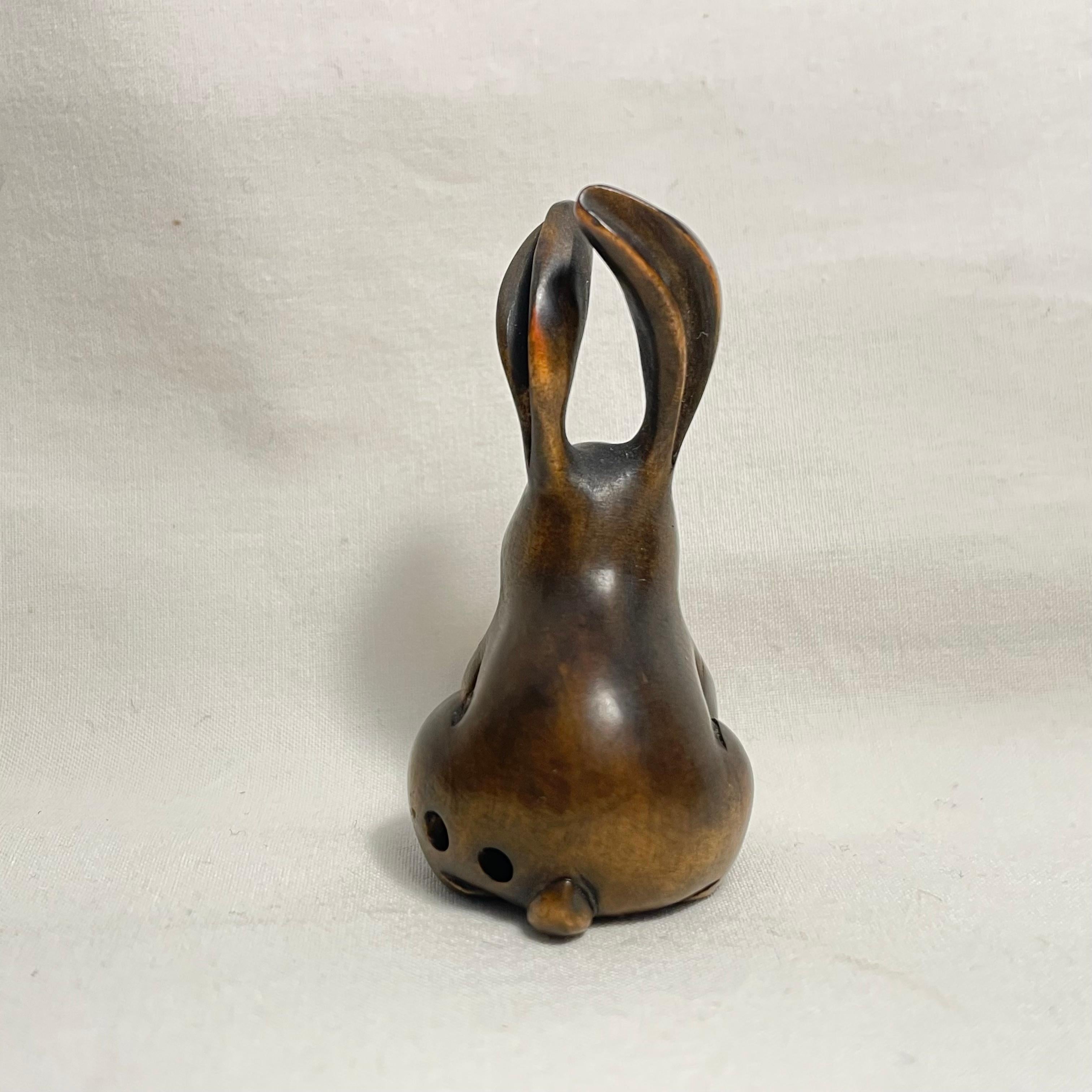 Antique Japanese Wooden Netsuke 'Sitting Rabbit' 1900s Meiji Gyokuseki In Fair Condition In Paris, FR