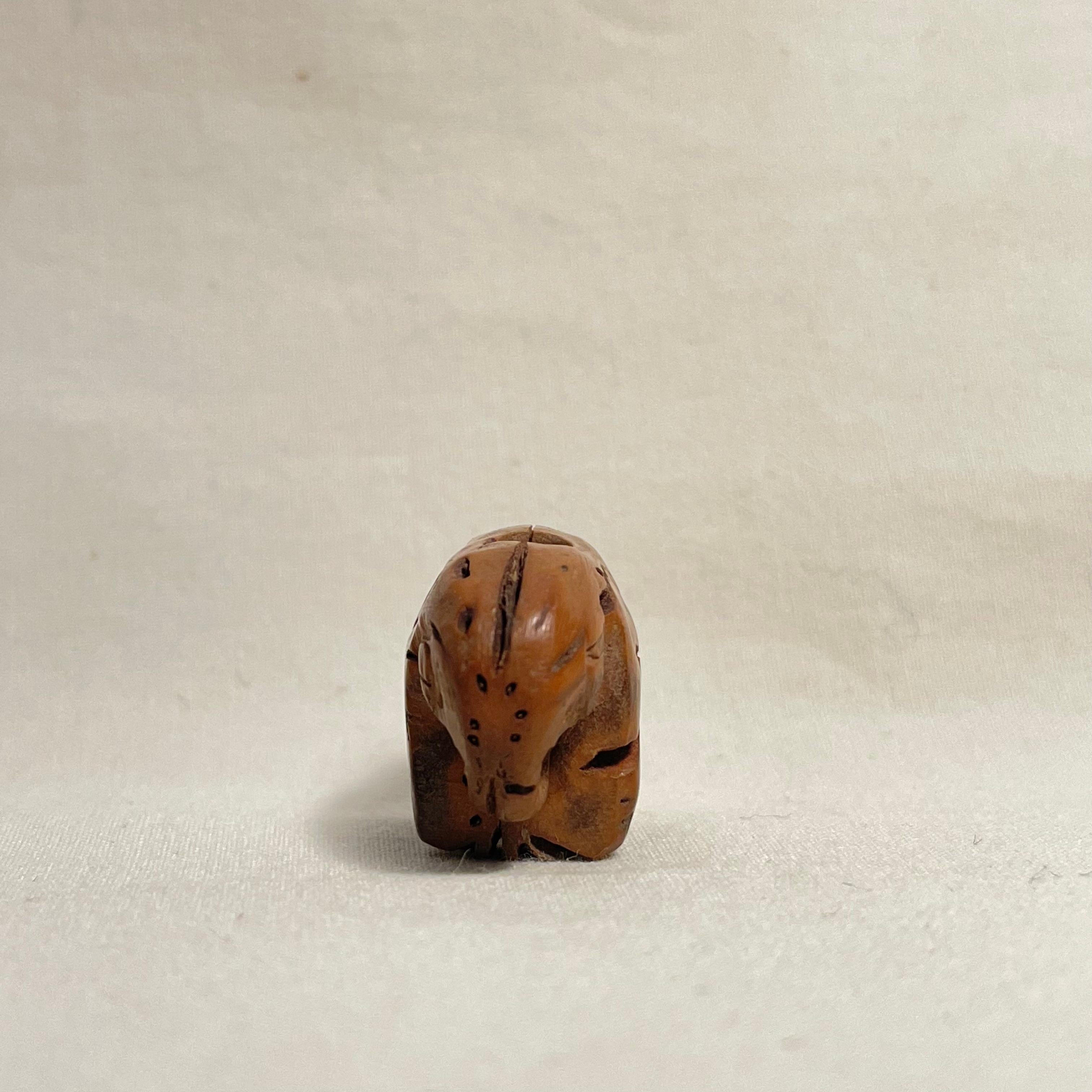 Antiguo Netsuke Japonés de Madera 'Pequeño Elefante' 1920s era Taisho Tallado a mano en venta