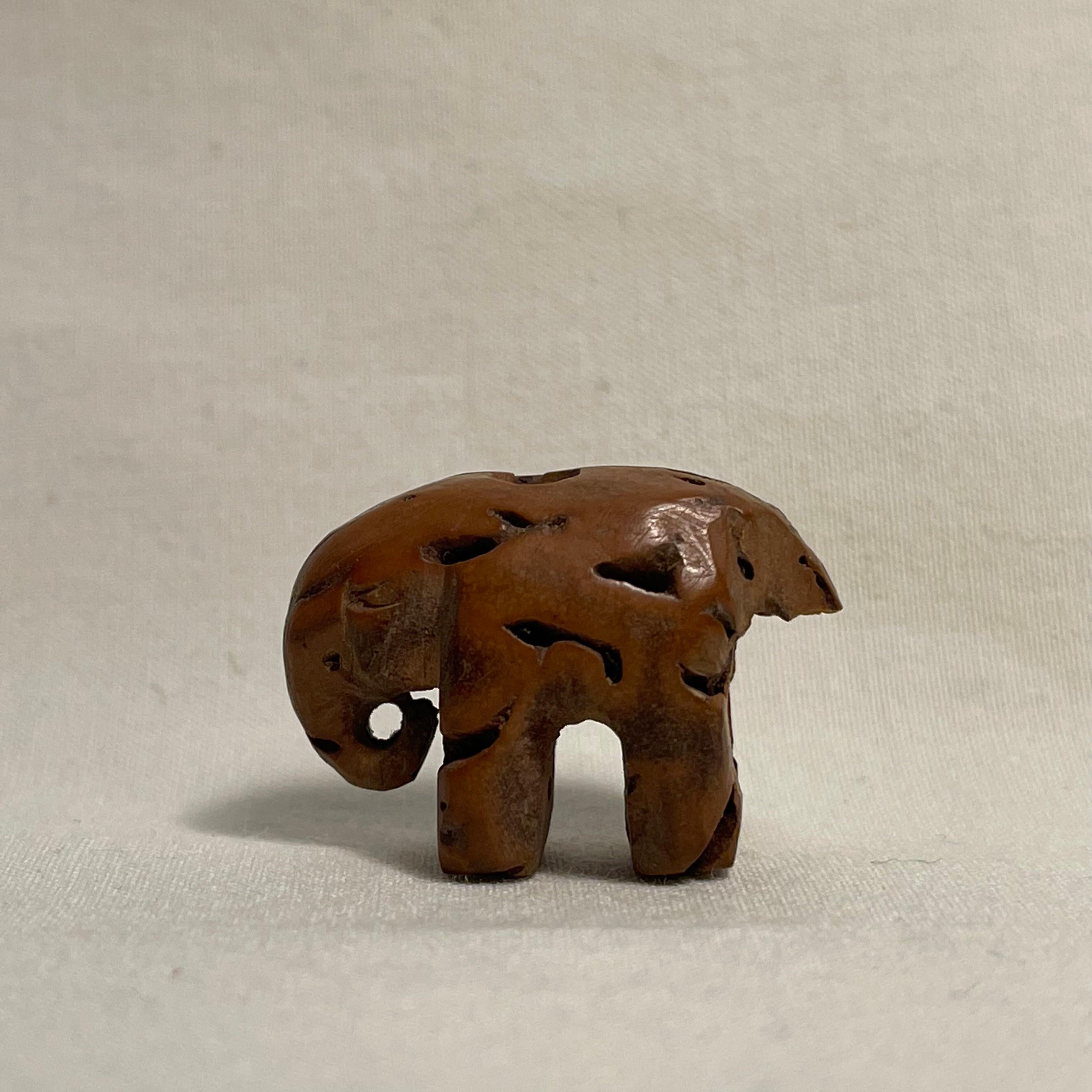 Antiguo Netsuke Japonés de Madera 'Pequeño Elefante' 1920s era Taisho en Bastante bueno estado para la venta en Paris, FR