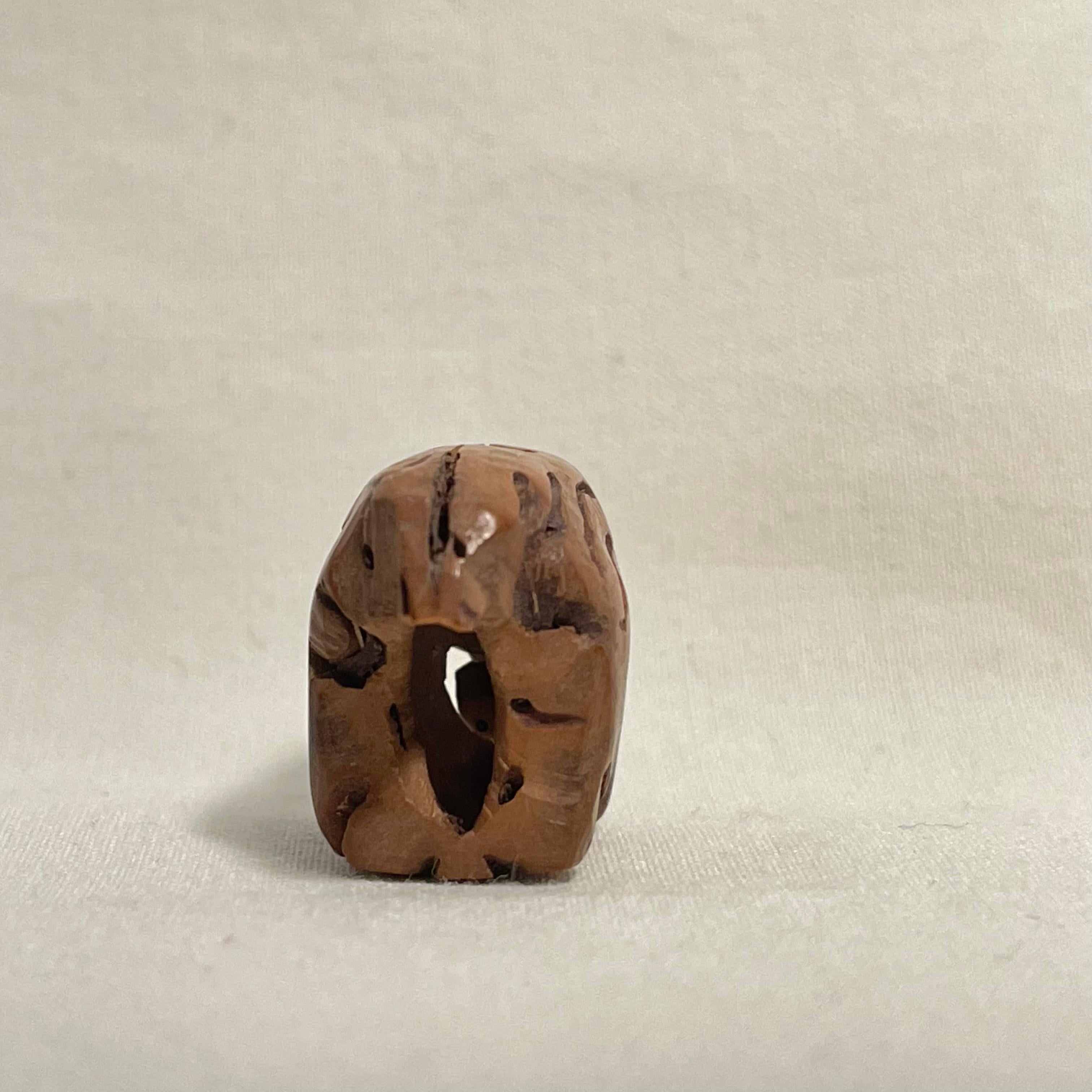 Antiguo Netsuke Japonés de Madera 'Pequeño Elefante' 1920s era Taisho principios del siglo XX en venta