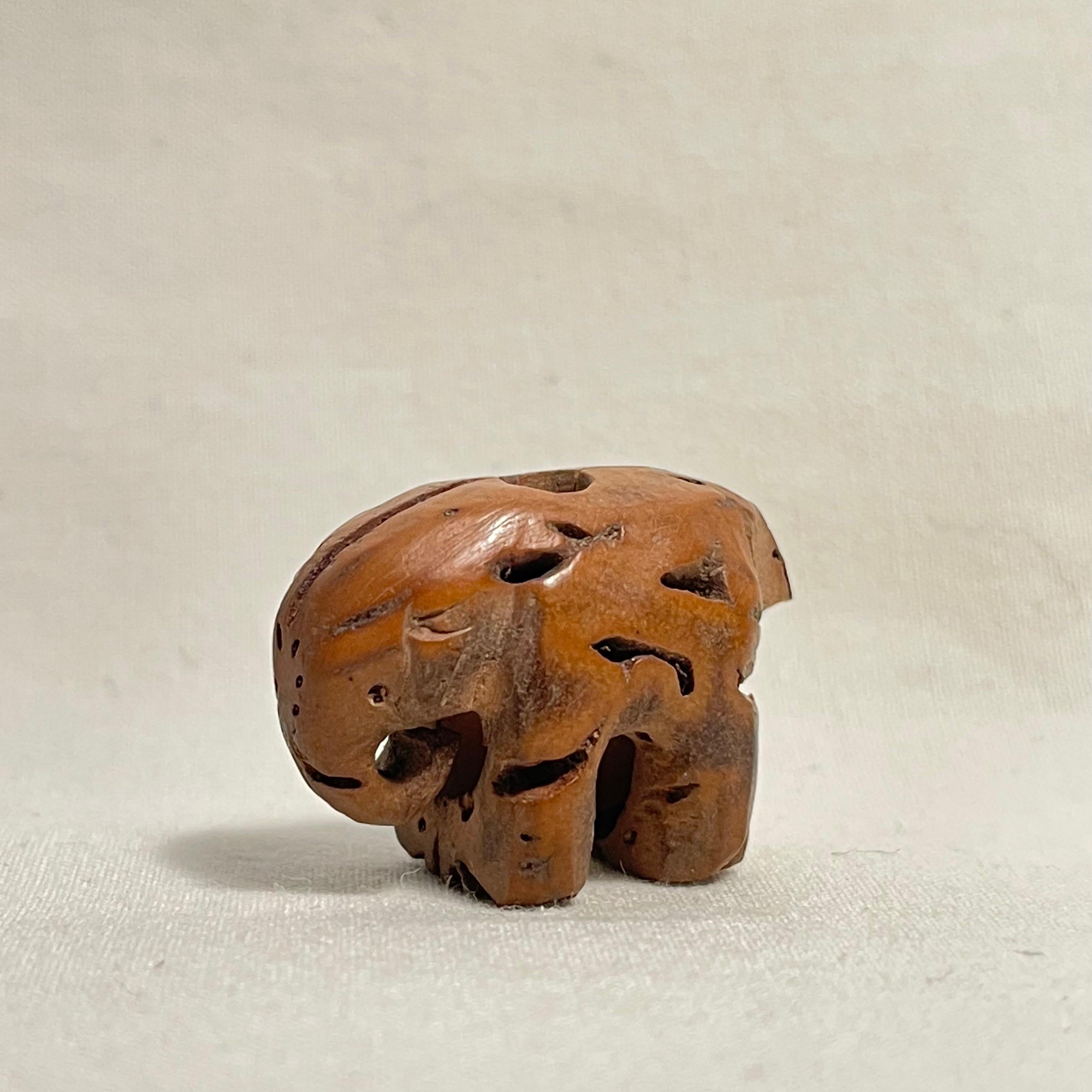Antiguo Netsuke Japonés de Madera 'Pequeño Elefante' 1920s era Taisho en venta 2