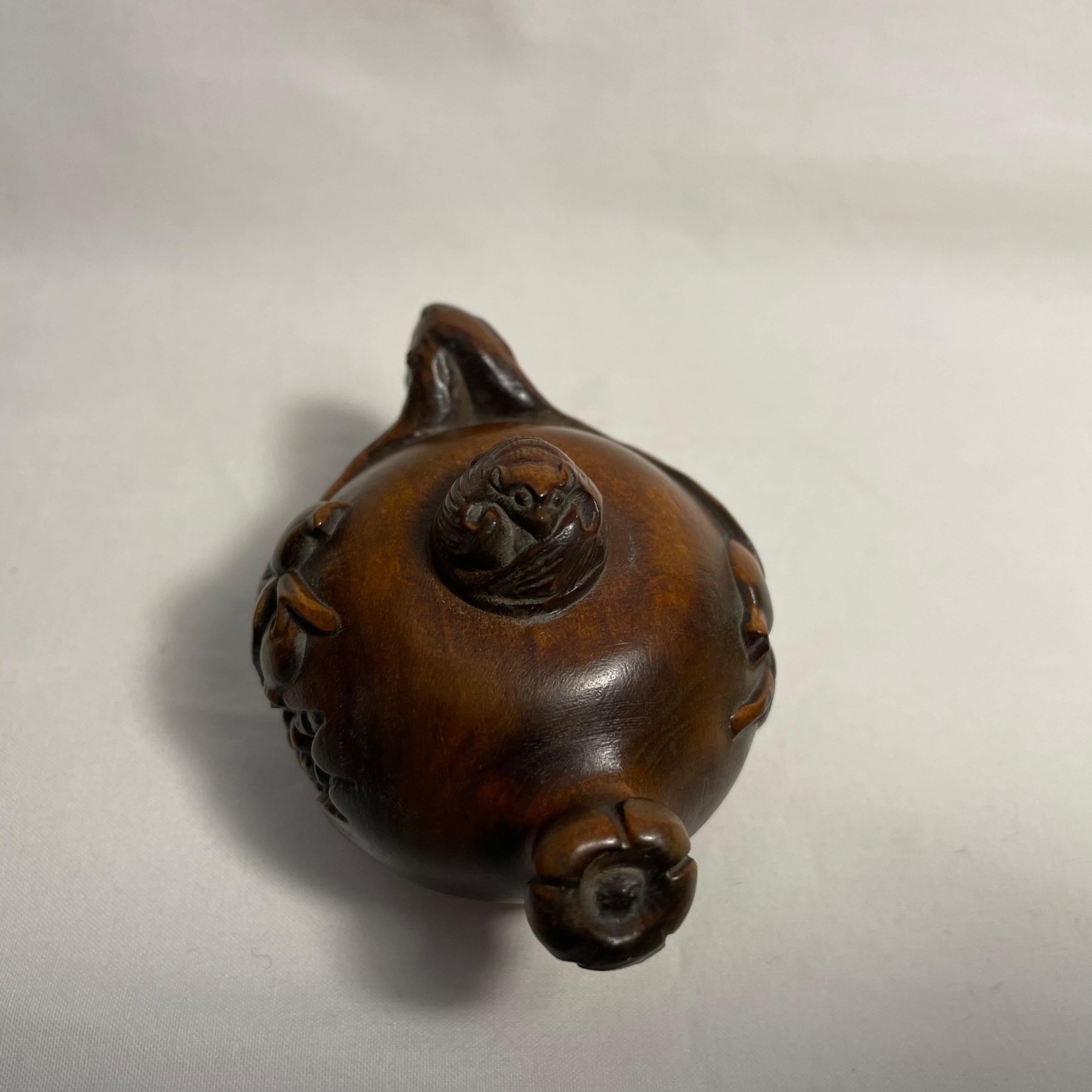 Antiguo Netsuke Japonés de Madera 'Tetera y Murciélago' años 20 era Taisho en venta 5