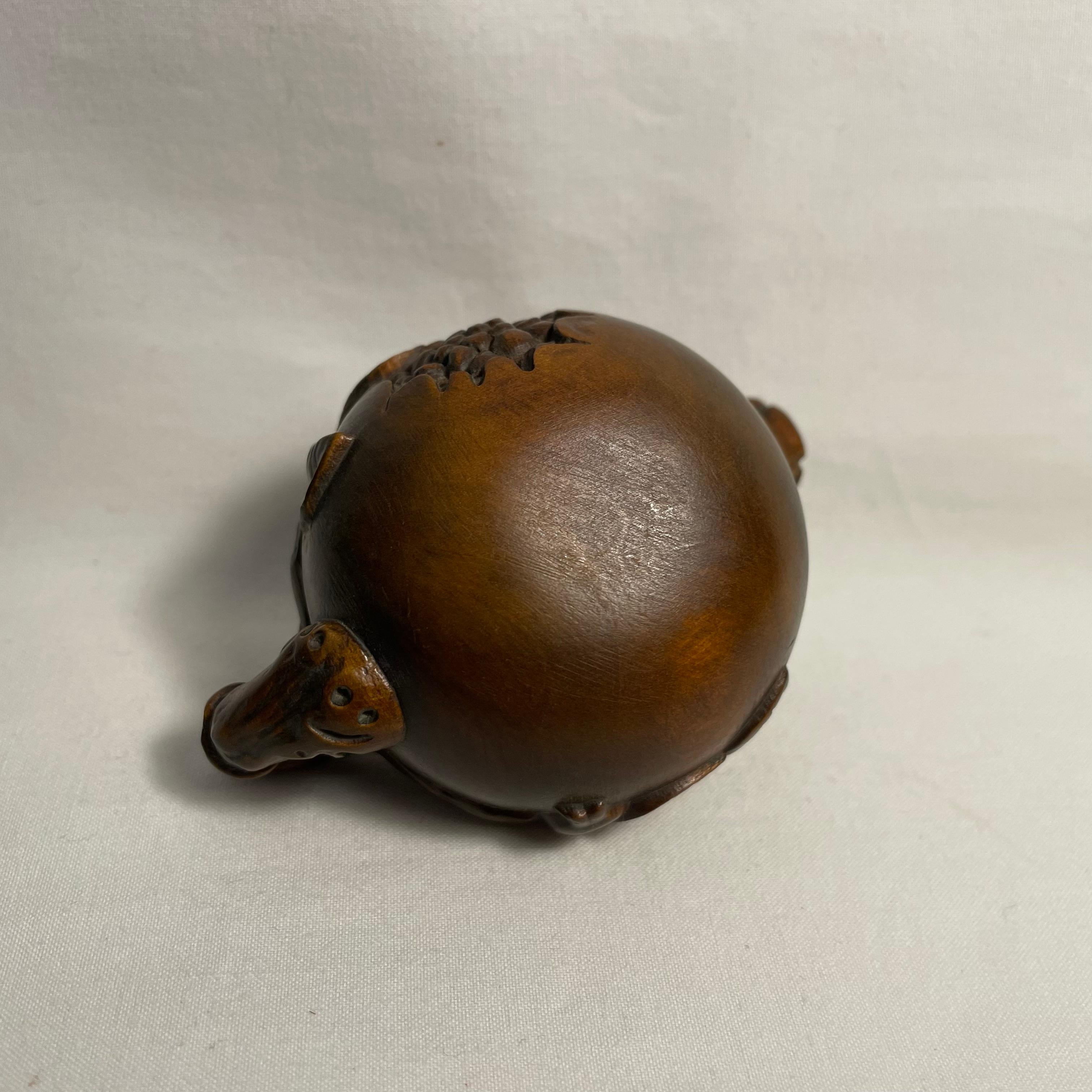 Antiguo Netsuke Japonés de Madera 'Tetera y Murciélago' años 20 era Taisho en venta 6