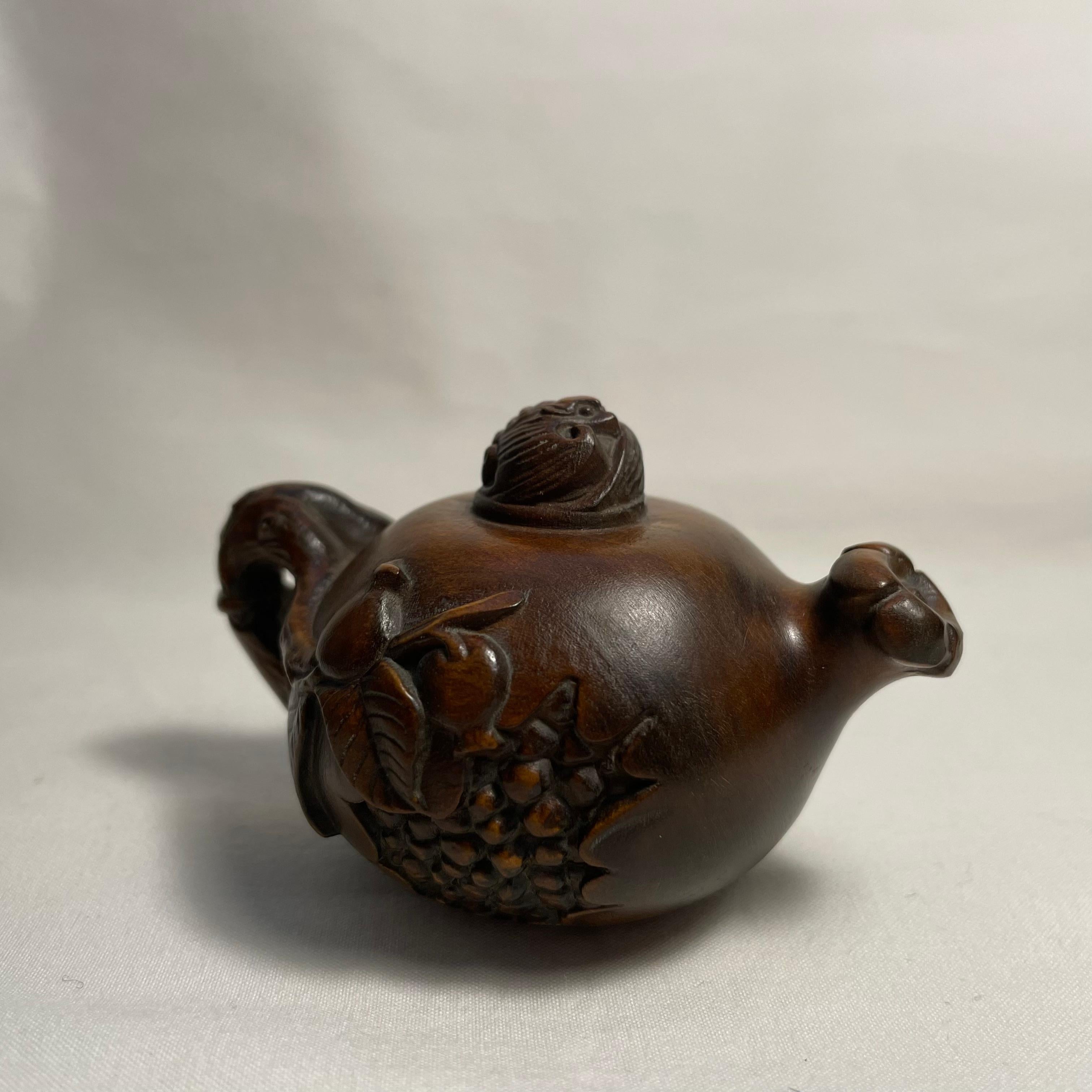 Antiguo Netsuke Japonés de Madera 'Tetera y Murciélago' años 20 era Taisho en venta 7