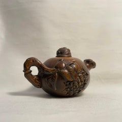 Antiguo Netsuke Japonés de Madera 'Tetera y Murciélago' años 20 era Taisho