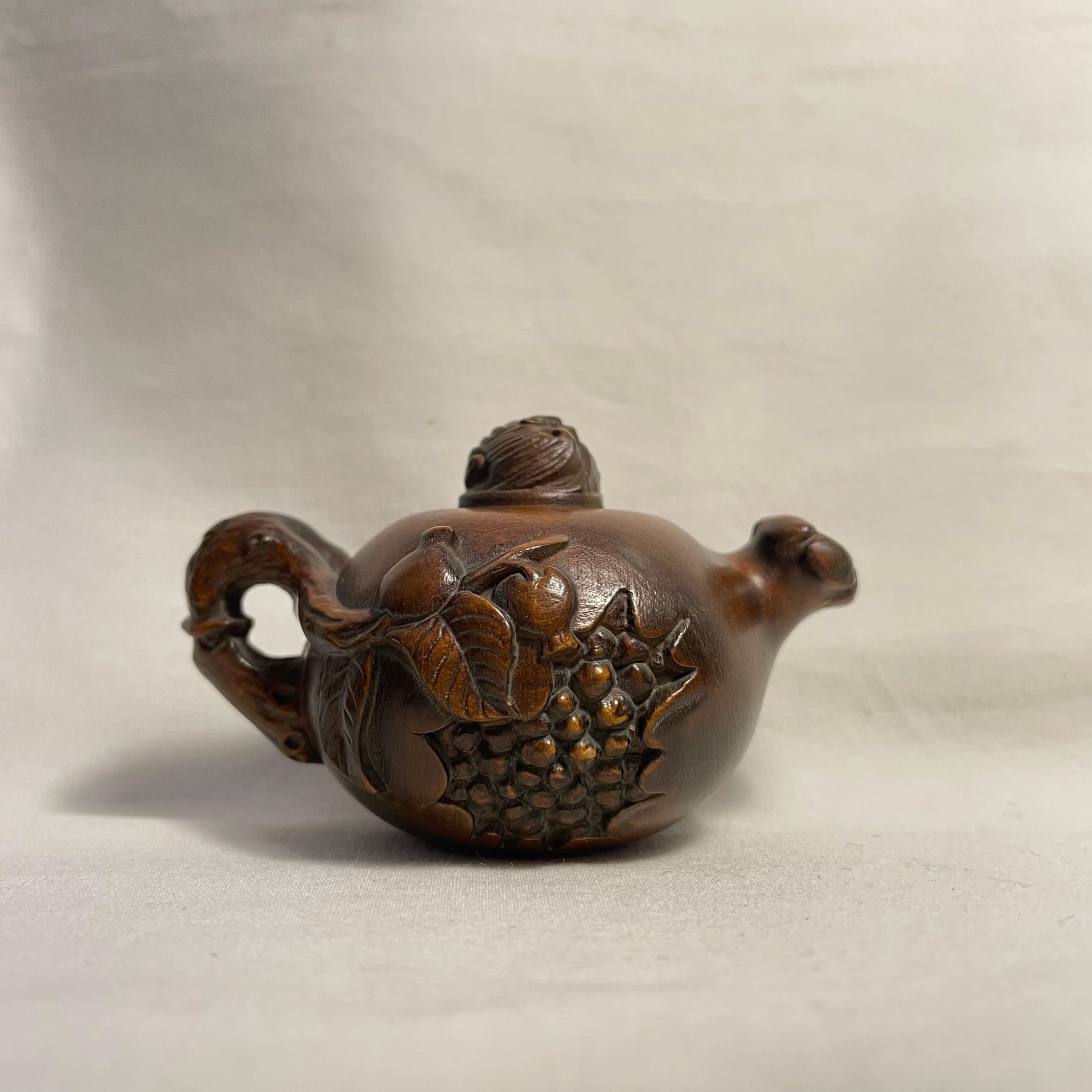 Antiguo Netsuke Japonés de Madera 'Tetera y Murciélago' años 20 era Taisho Tallado a mano en venta