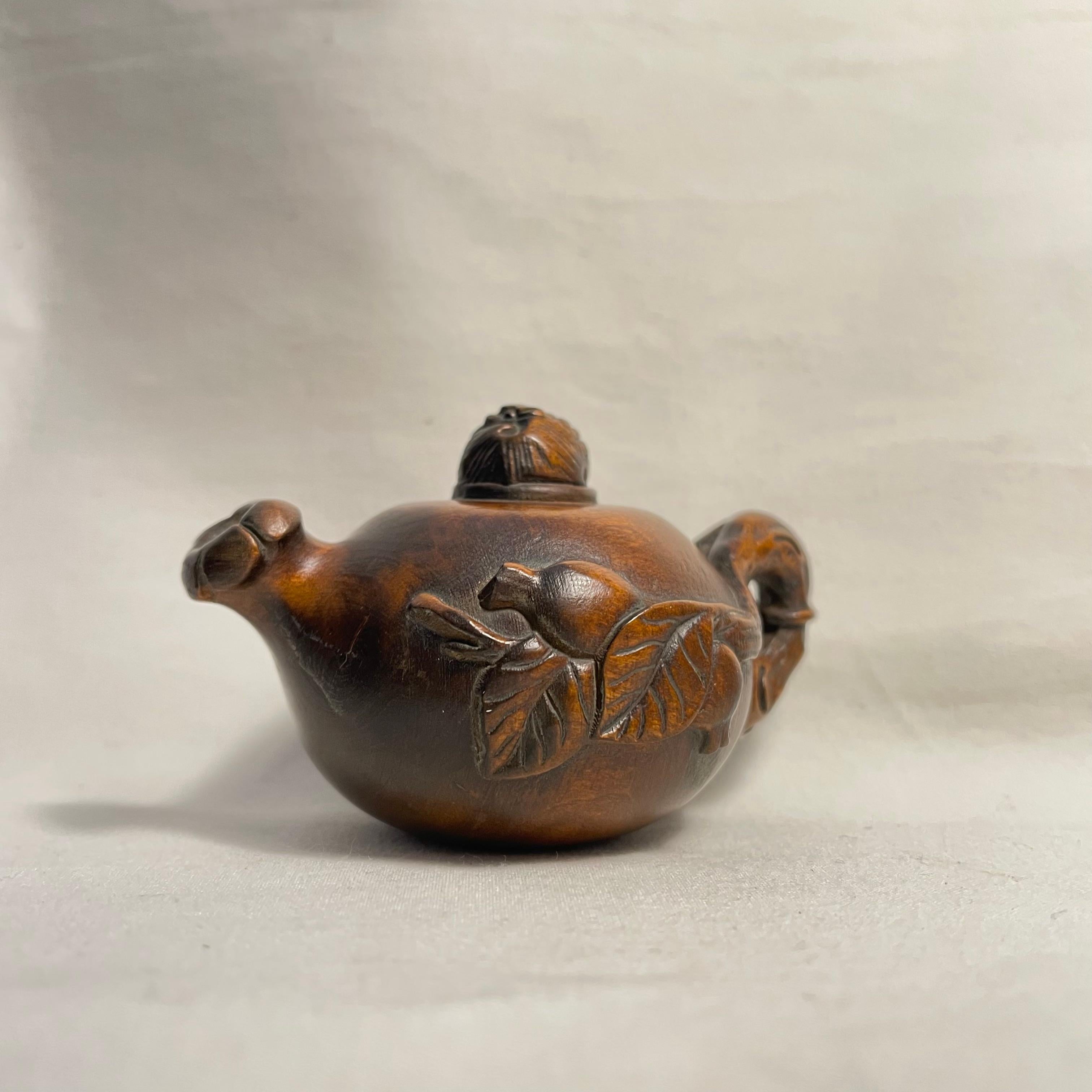 Antiguo Netsuke Japonés de Madera 'Tetera y Murciélago' años 20 era Taisho principios del siglo XX en venta