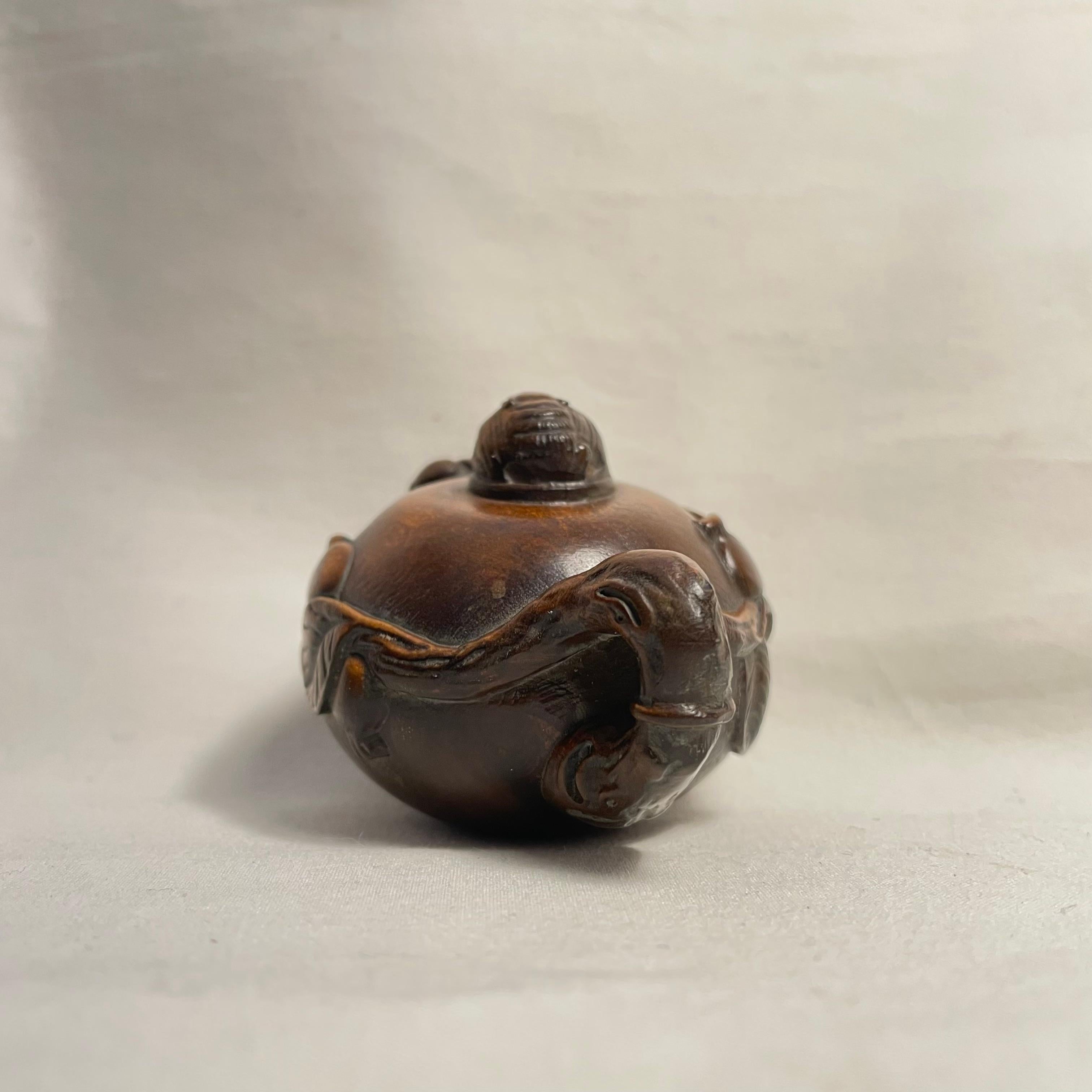 Antiguo Netsuke Japonés de Madera 'Tetera y Murciélago' años 20 era Taisho en venta 1